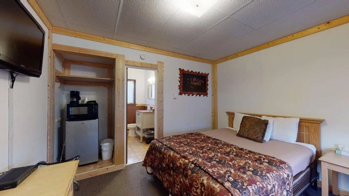 Bed in Trail's End Motel Downtown Lewistown