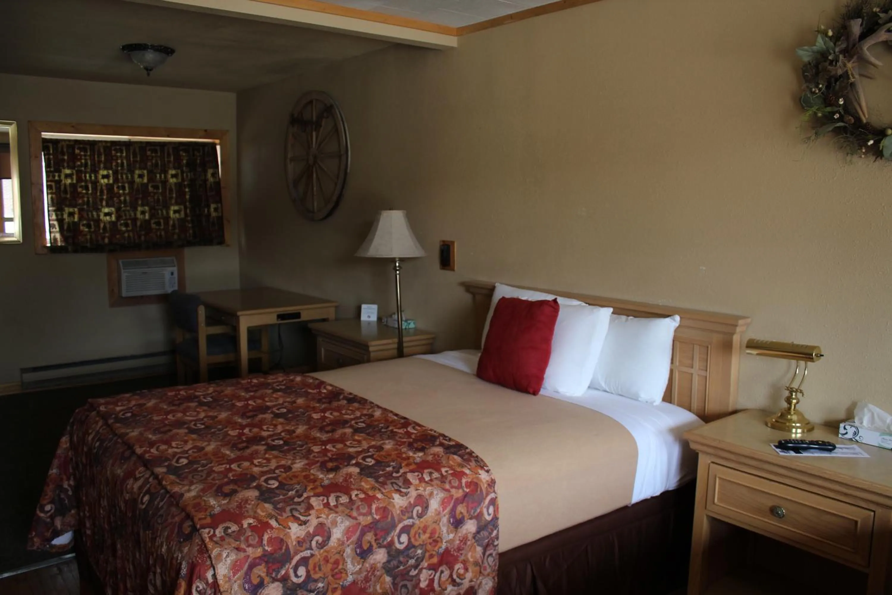 Bed in Trail's End Motel Downtown Lewistown