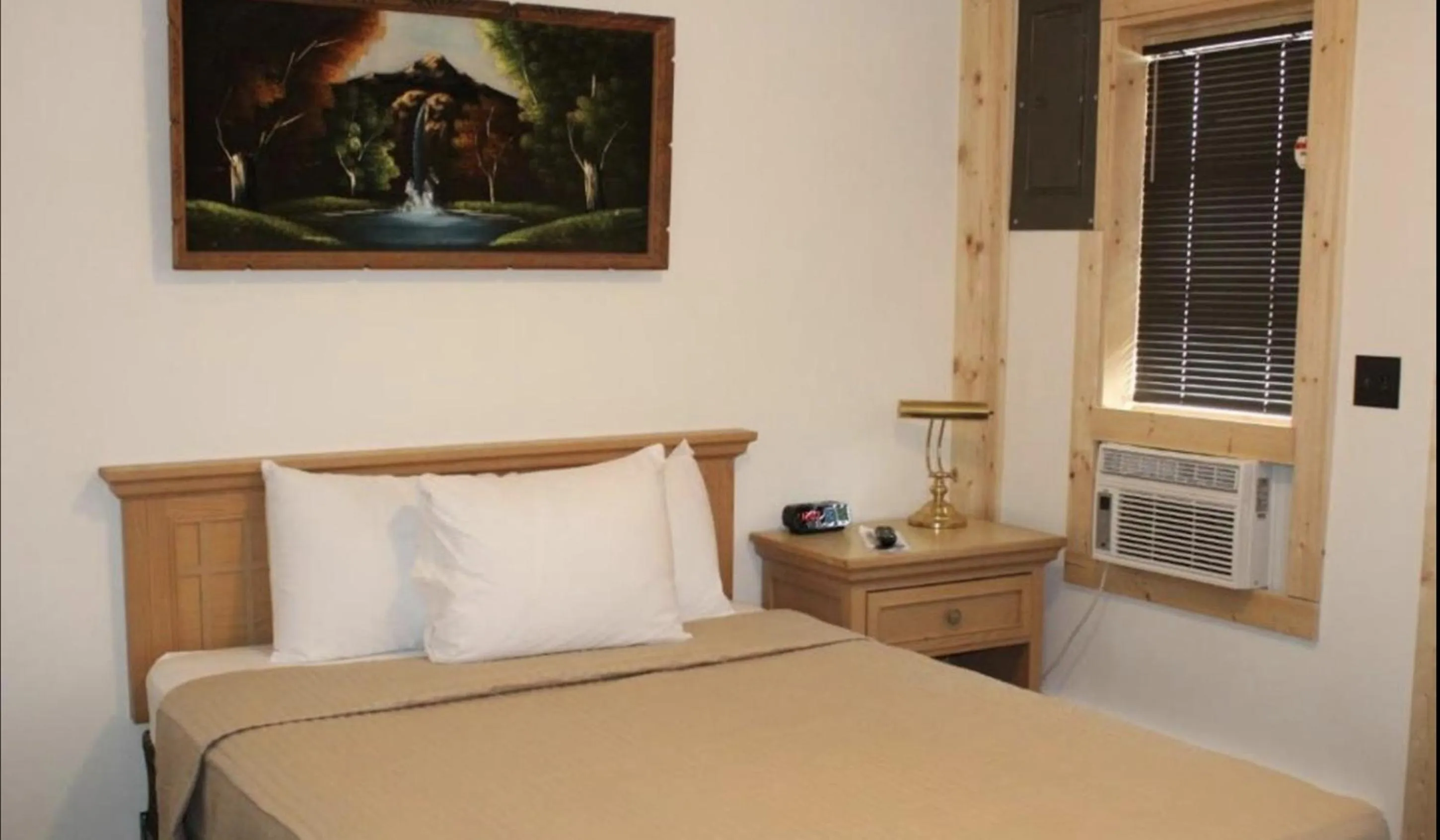 Bed in Trail's End Motel Downtown Lewistown