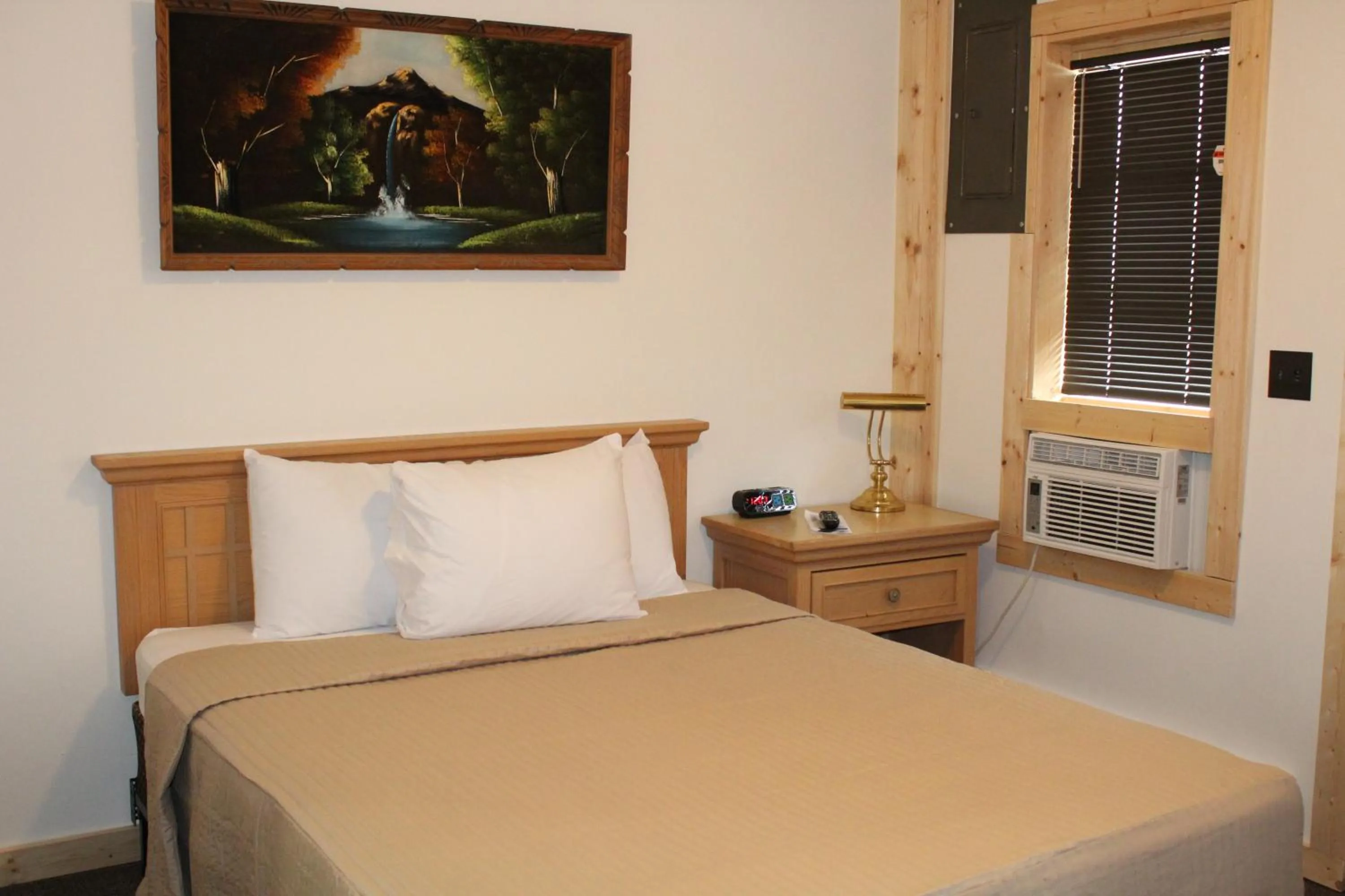 Bed in Trail's End Motel Downtown Lewistown