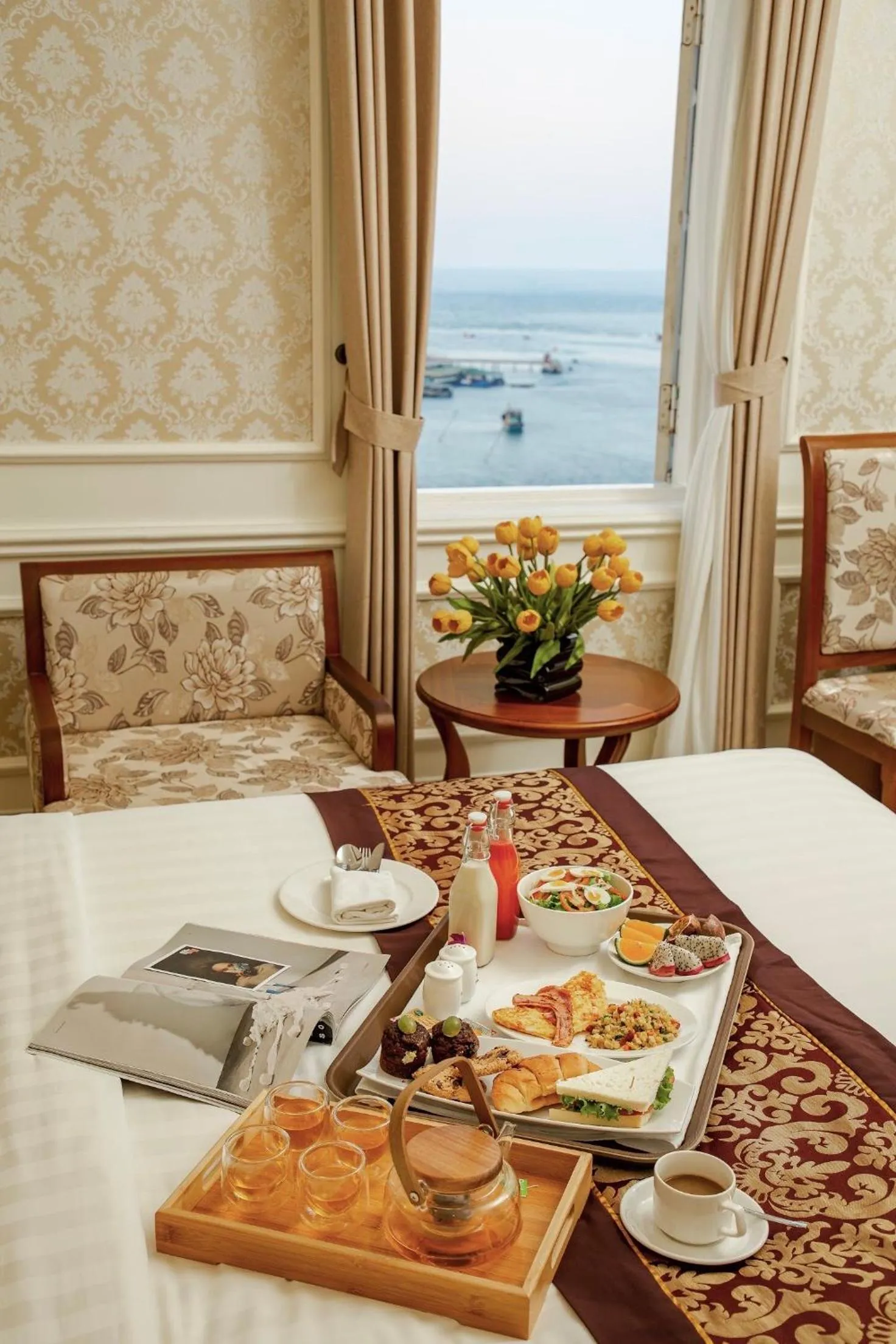 Continental breakfast, Bed in Riverside Hotel Quang Binh