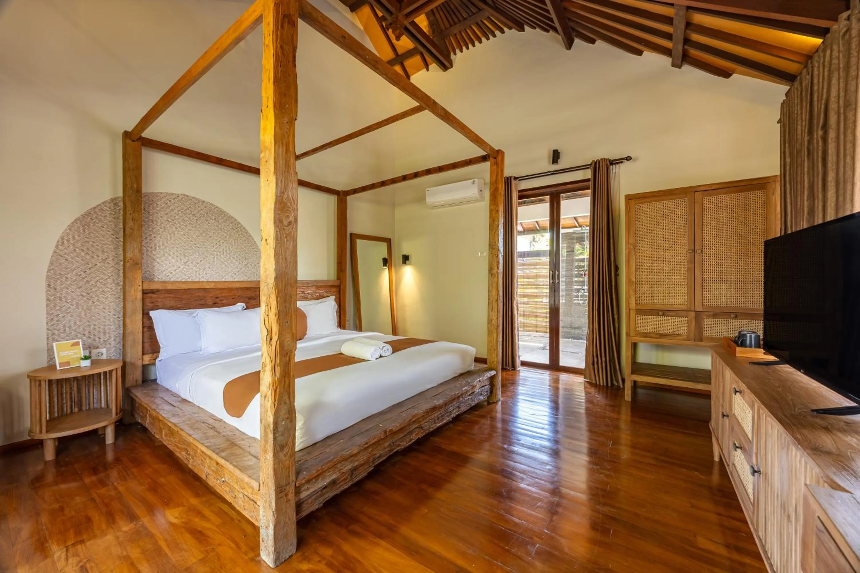 Bedroom, Bed in Cove Urbanest Inn