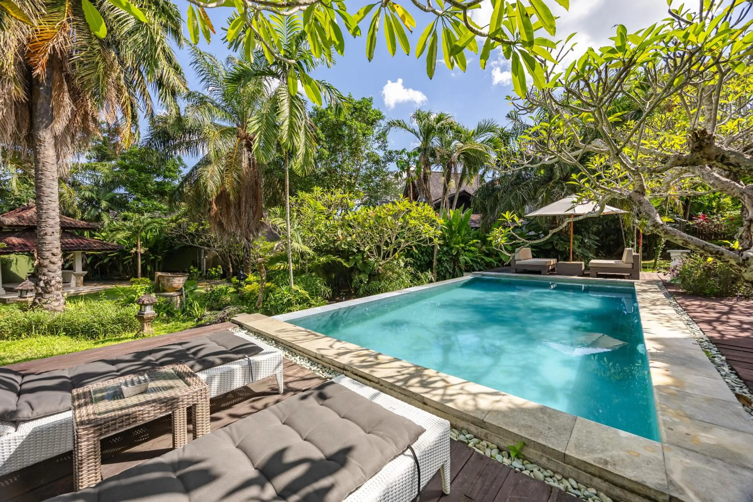 Swimming pool in Cove Urbanest Inn