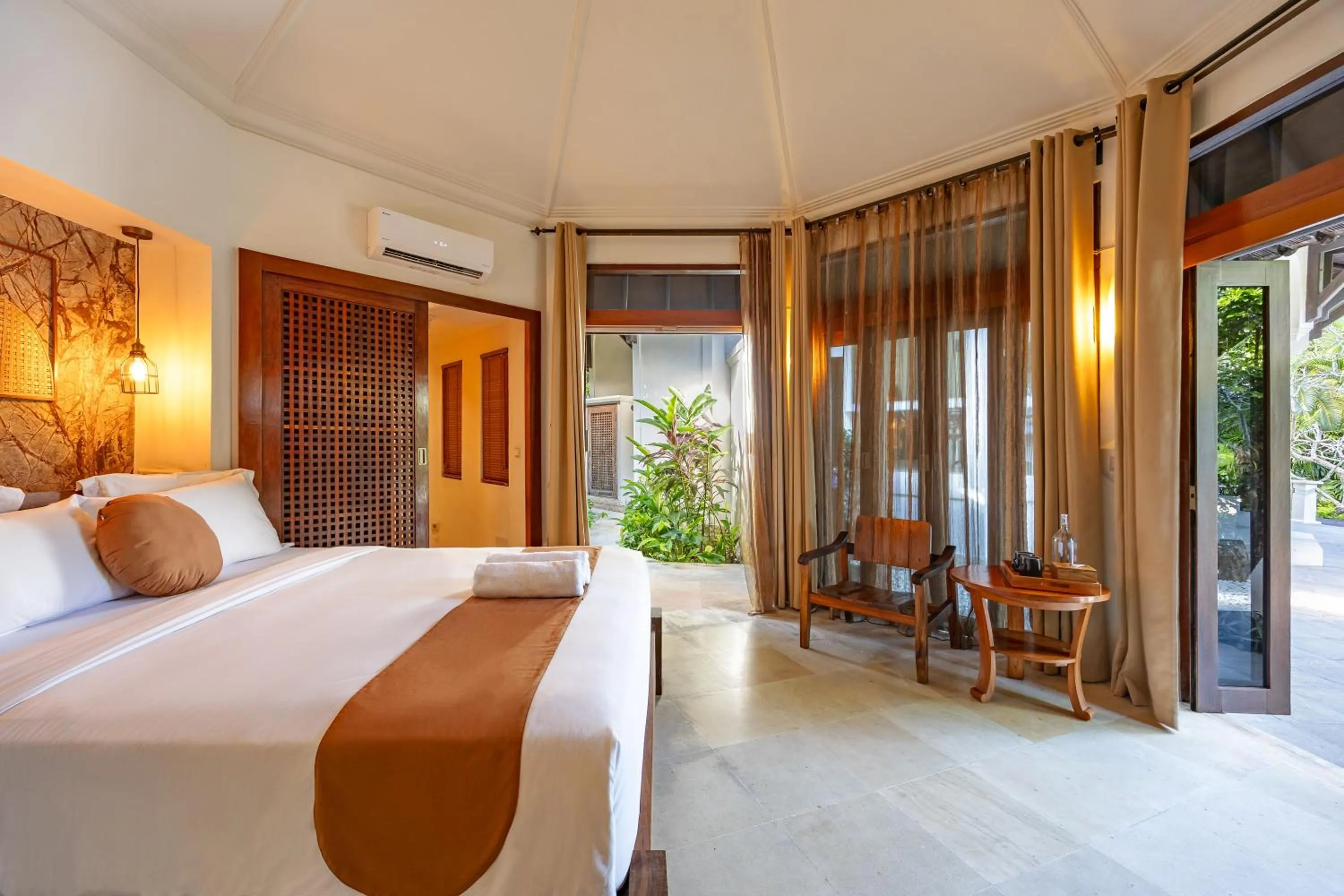 Bedroom, Bed in Cove Urbanest Inn