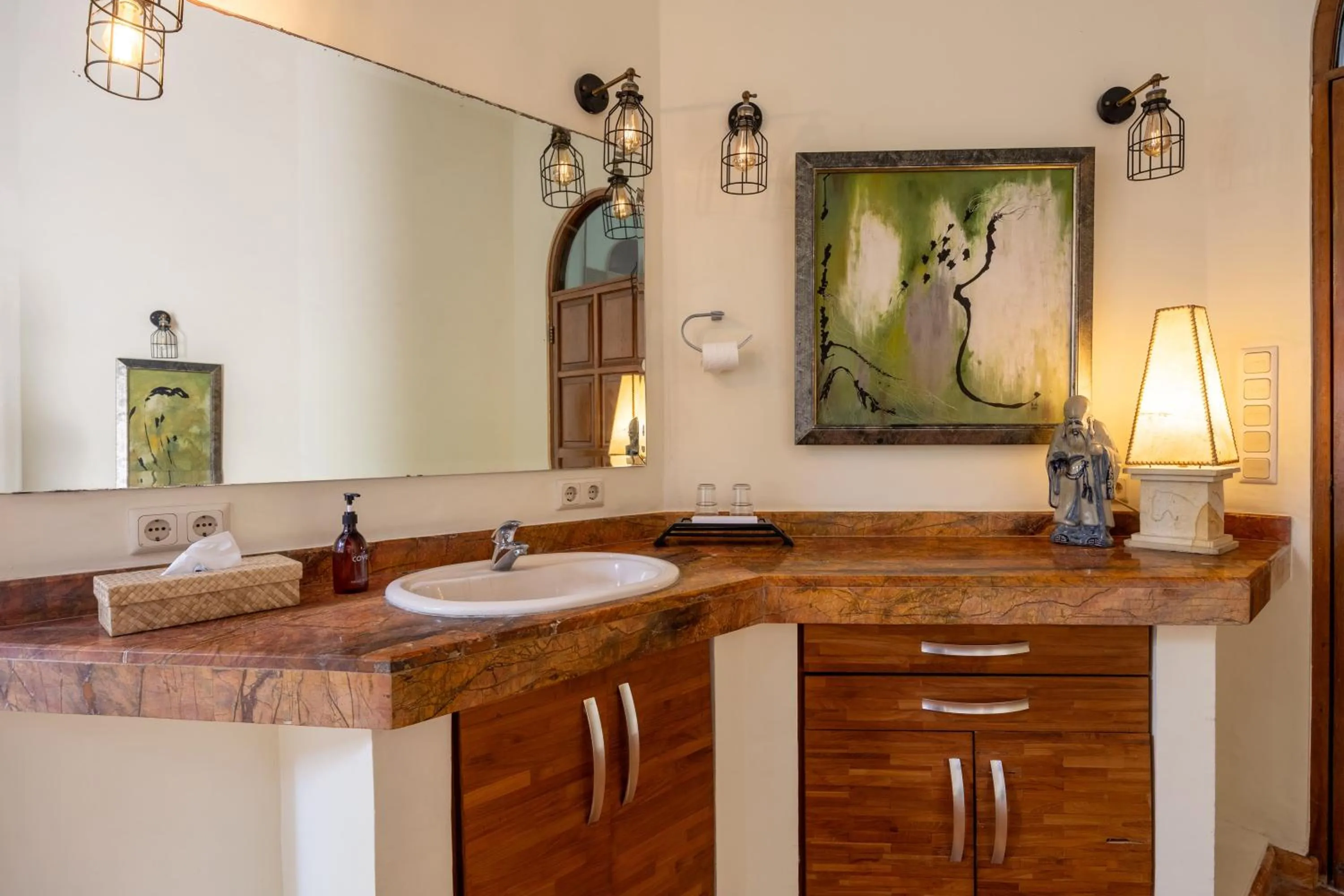 Bathroom in Cove Urbanest Inn