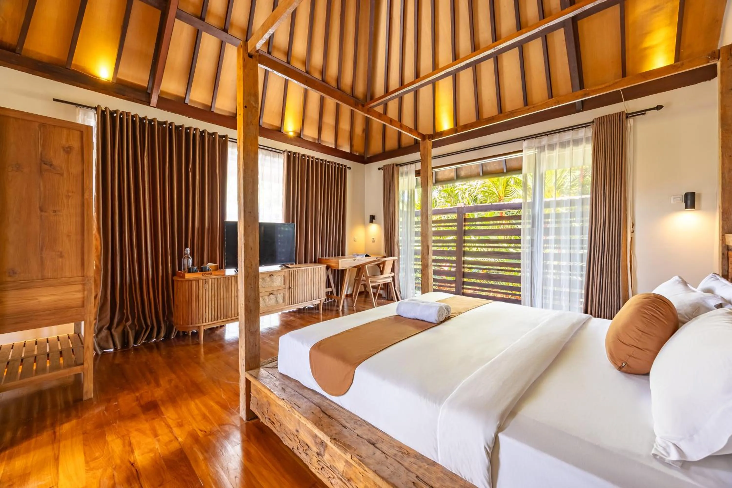 Bedroom, Bed in Cove Urbanest Inn