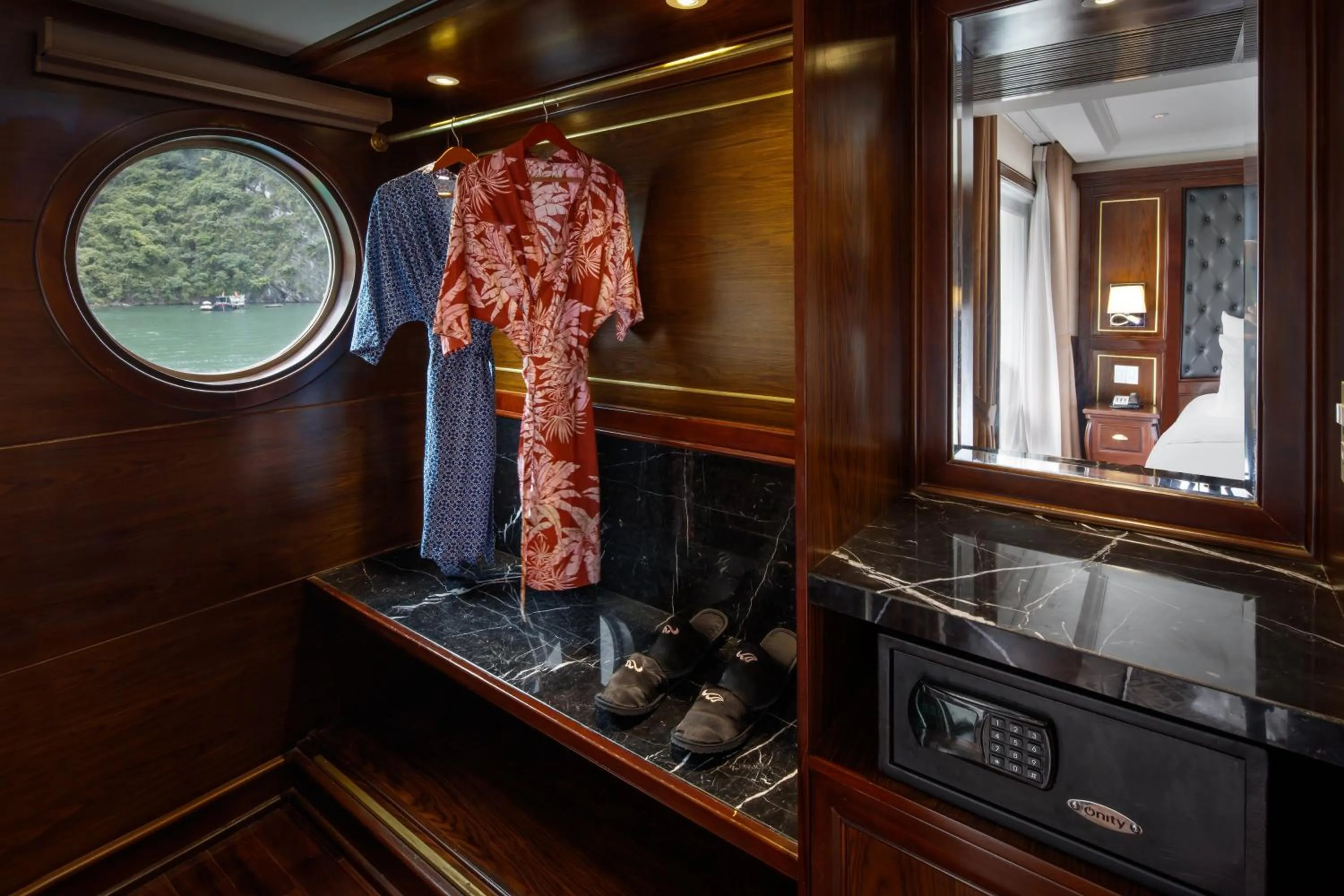 Bathroom in Paradise Elegance Cruise Halong