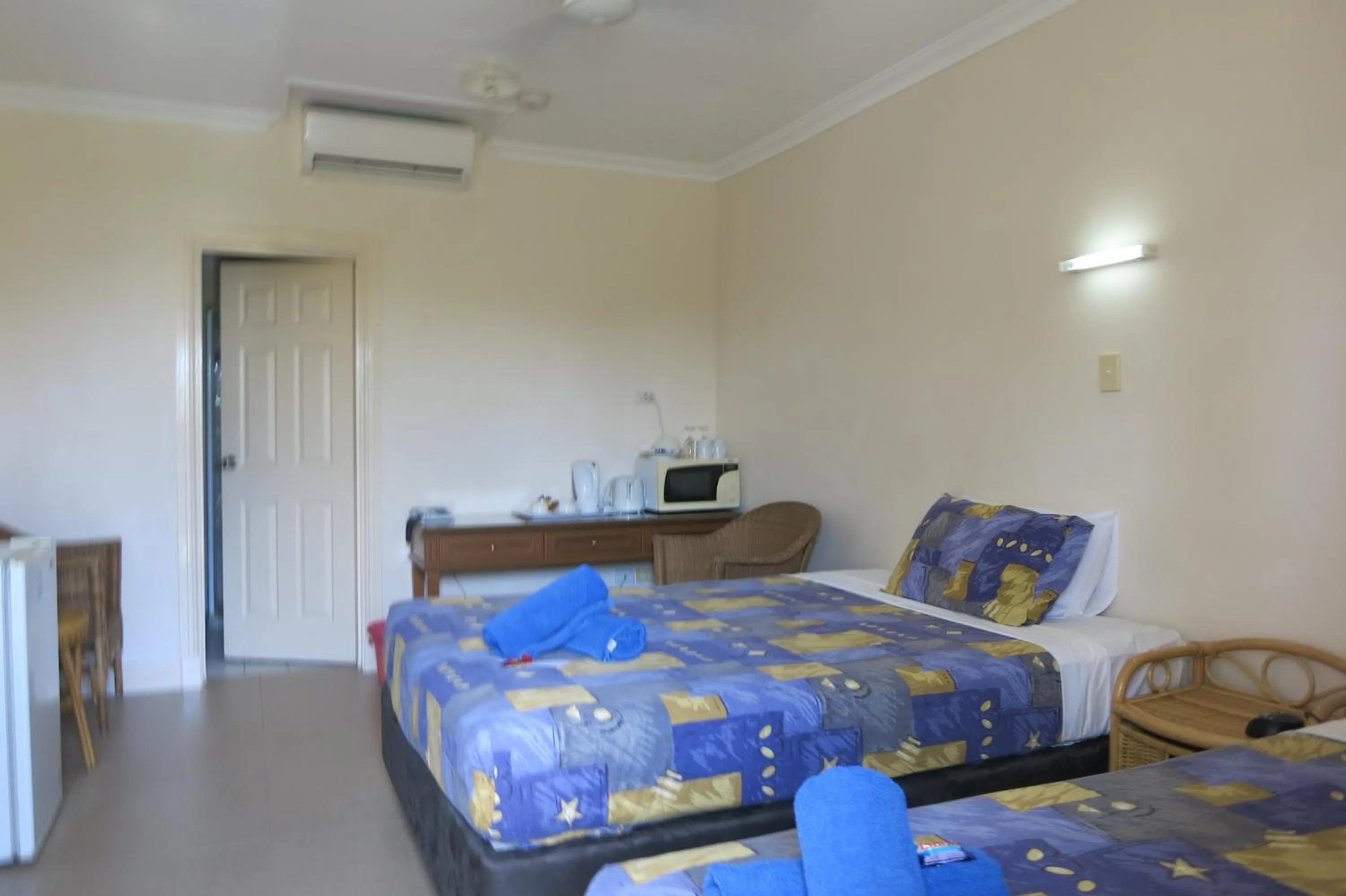 Photo of the whole room, Bed in VQ3 Lodge