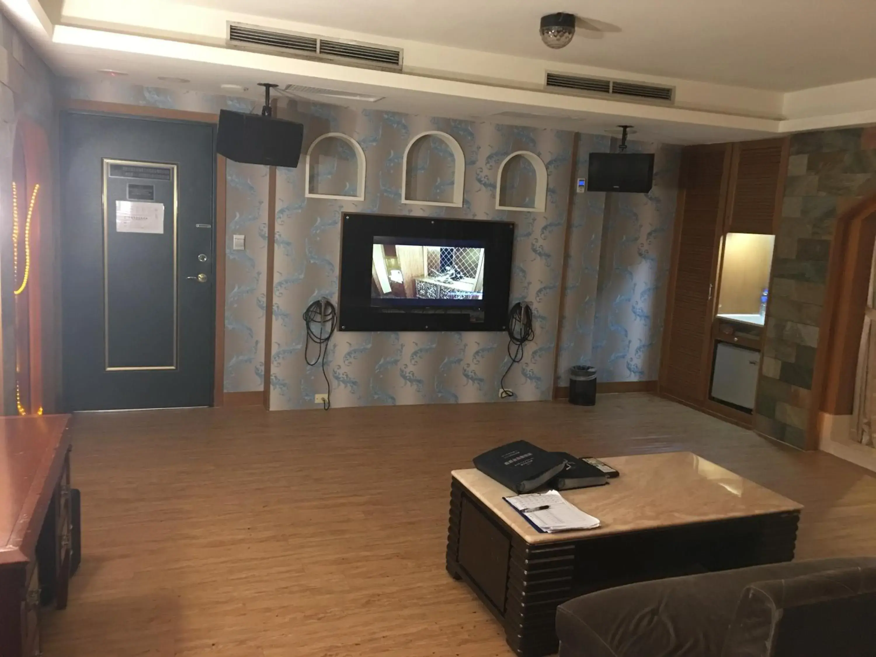 TV/Entertainment Center in Discovery Motel - Tucheng