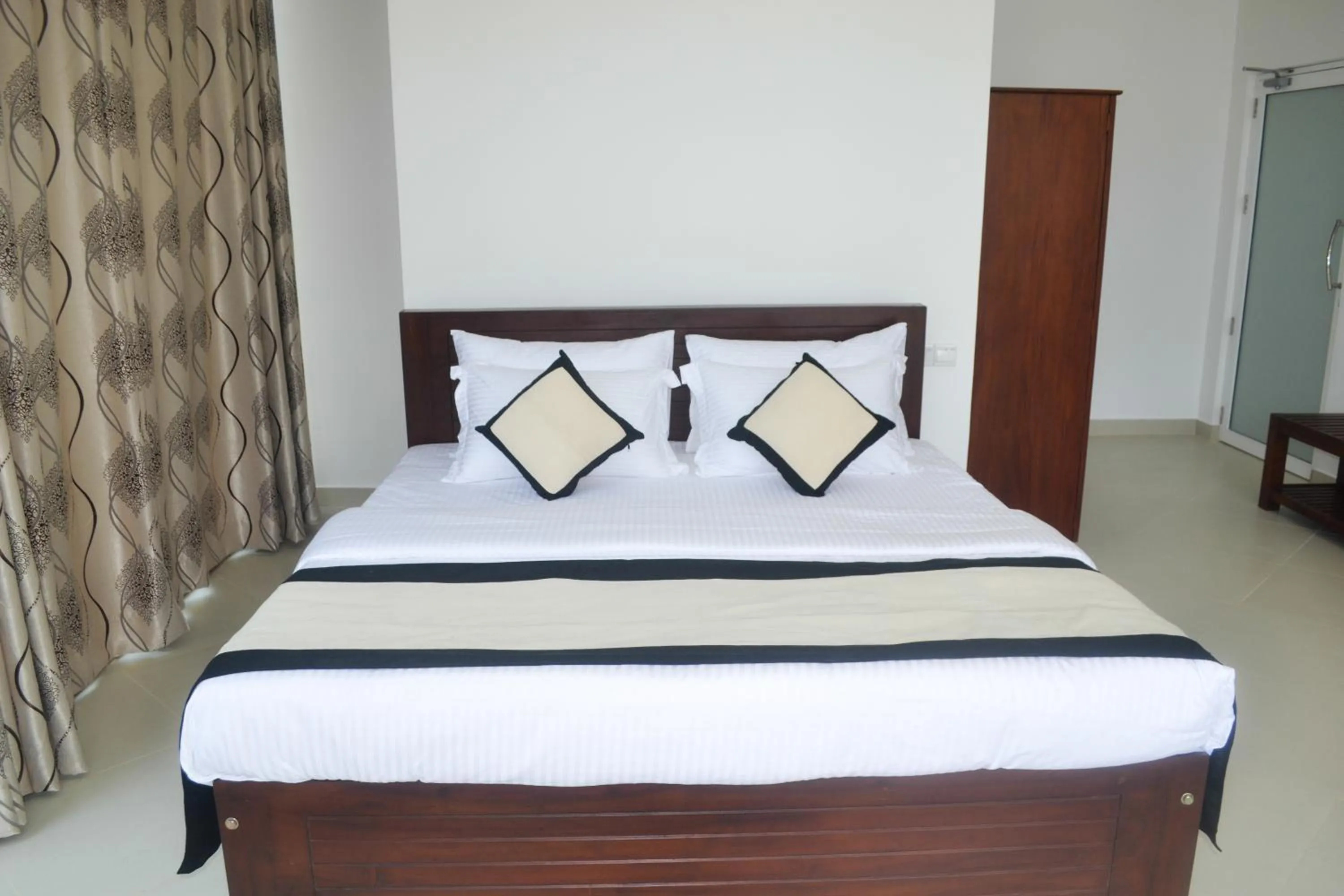 Bathroom, Bed in Ocean Villa Den