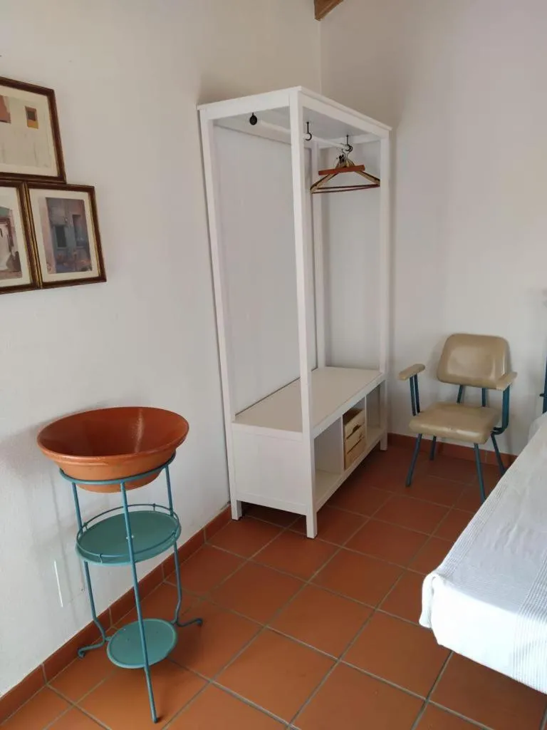 wardrobe, Bed in Casa da Osga
