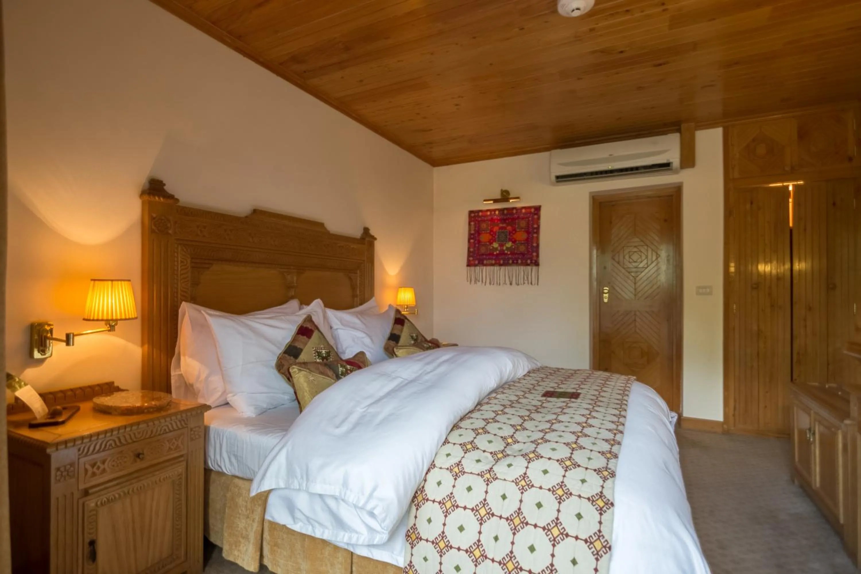 Bedroom, Bed in Gilgit Serena Hotel