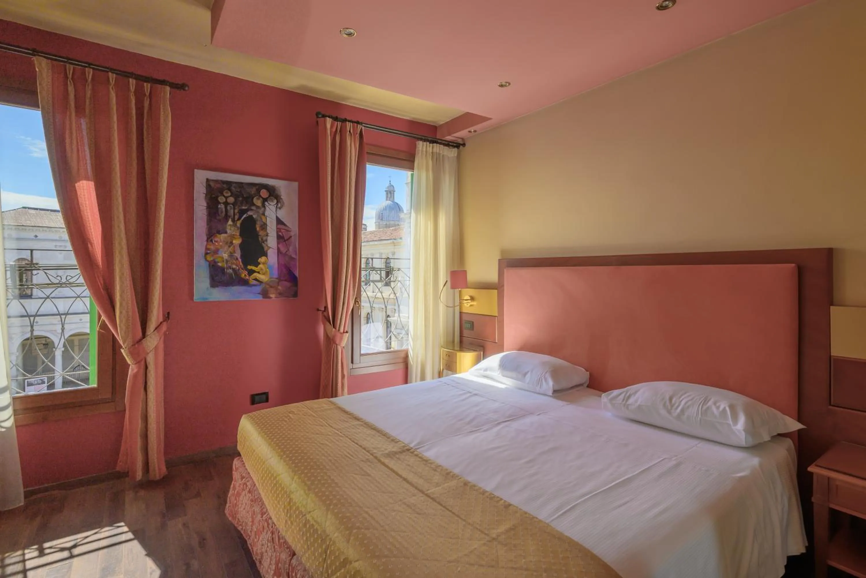 Photo of the whole room, Bed in Diamantino Town House