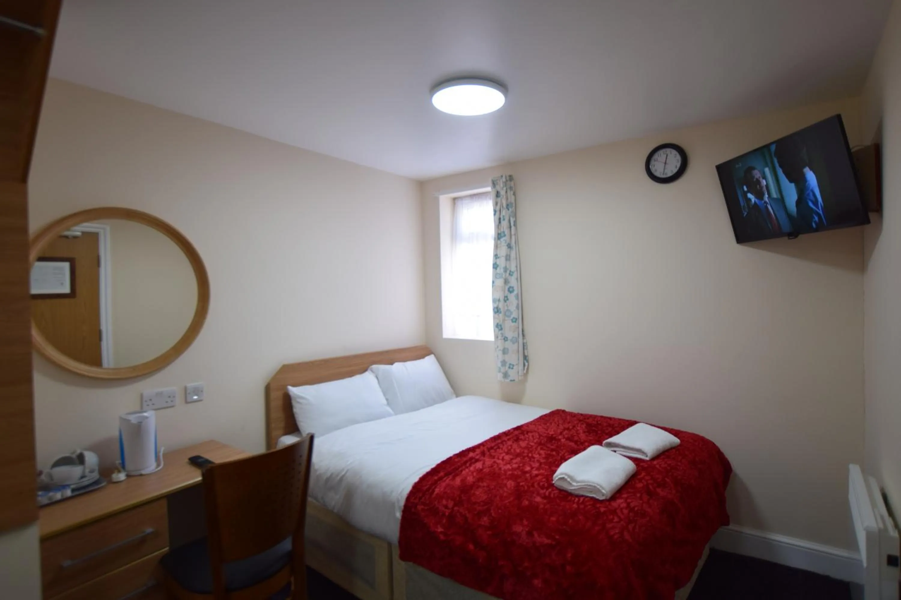 Bedroom, Bed in Woodlands Lodge Ilford