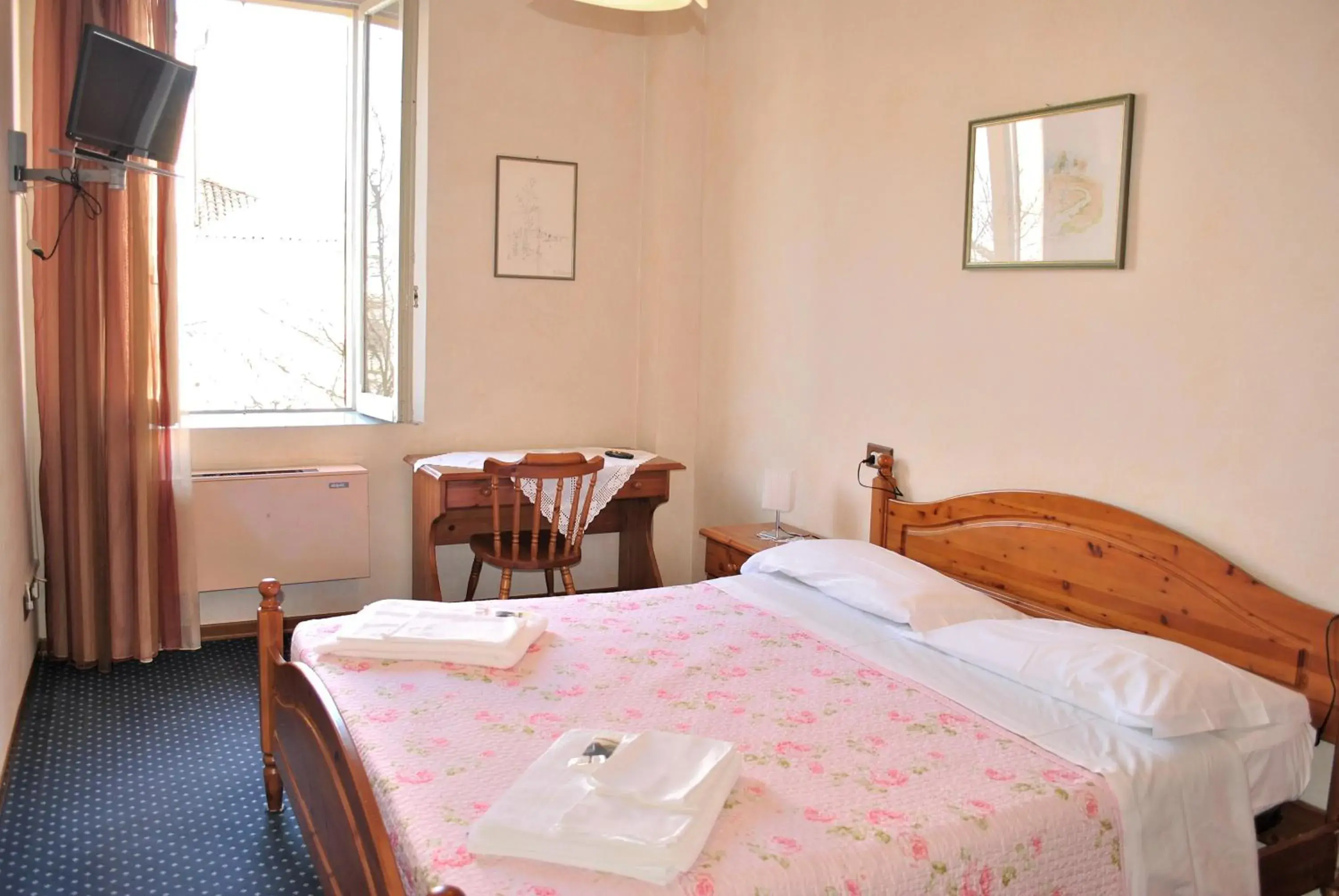 Double Room with Private Bathroom in La Lanterna di Guiglia Double Room with Private Bathroom in La Lanterna di Guiglia