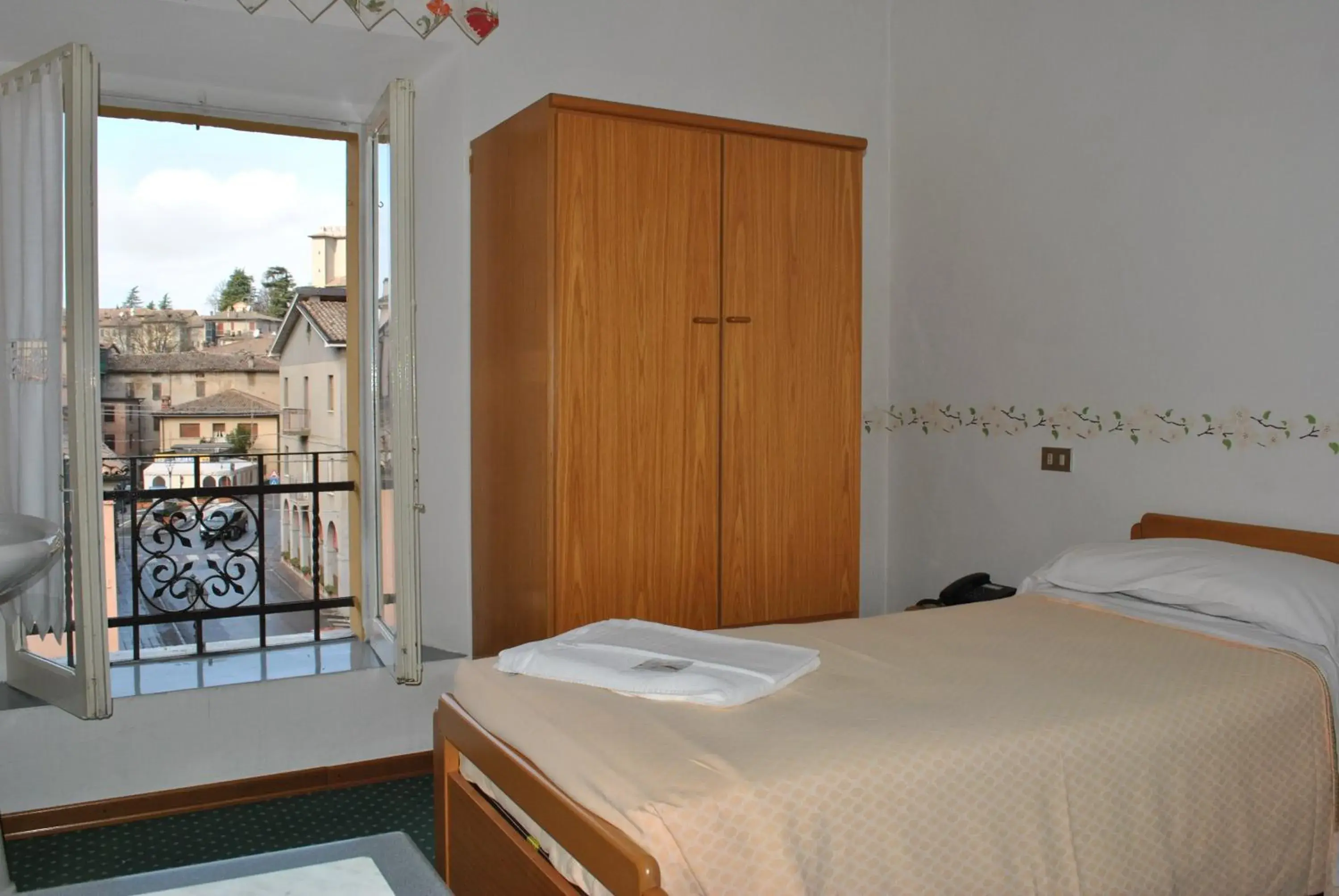 Double or Twin Room with Private Bathroom in La Lanterna di Guiglia Double or Twin Room with Private Bathroom in La Lanterna di Guiglia