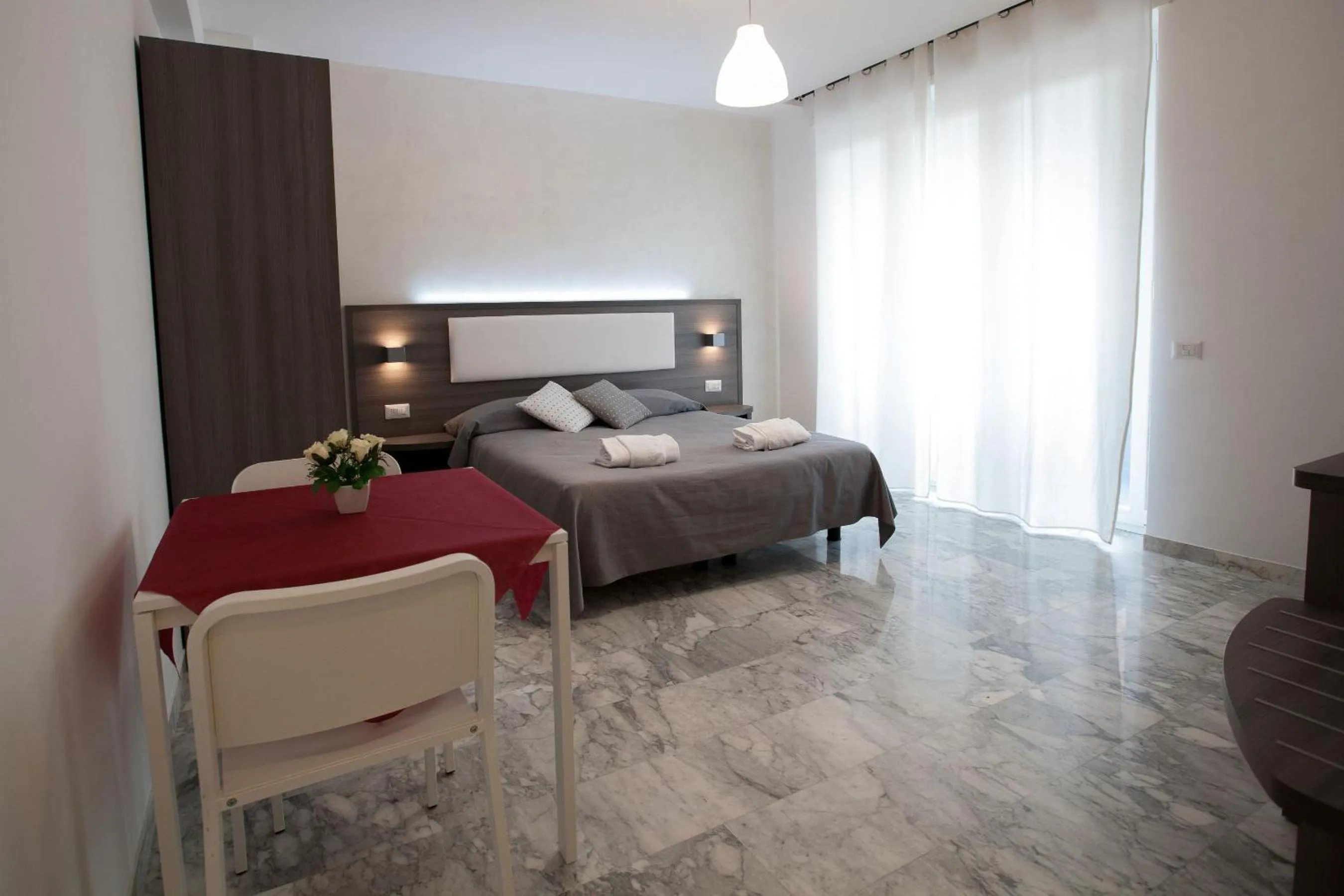 Day, Bed in B&B Momenti Romani