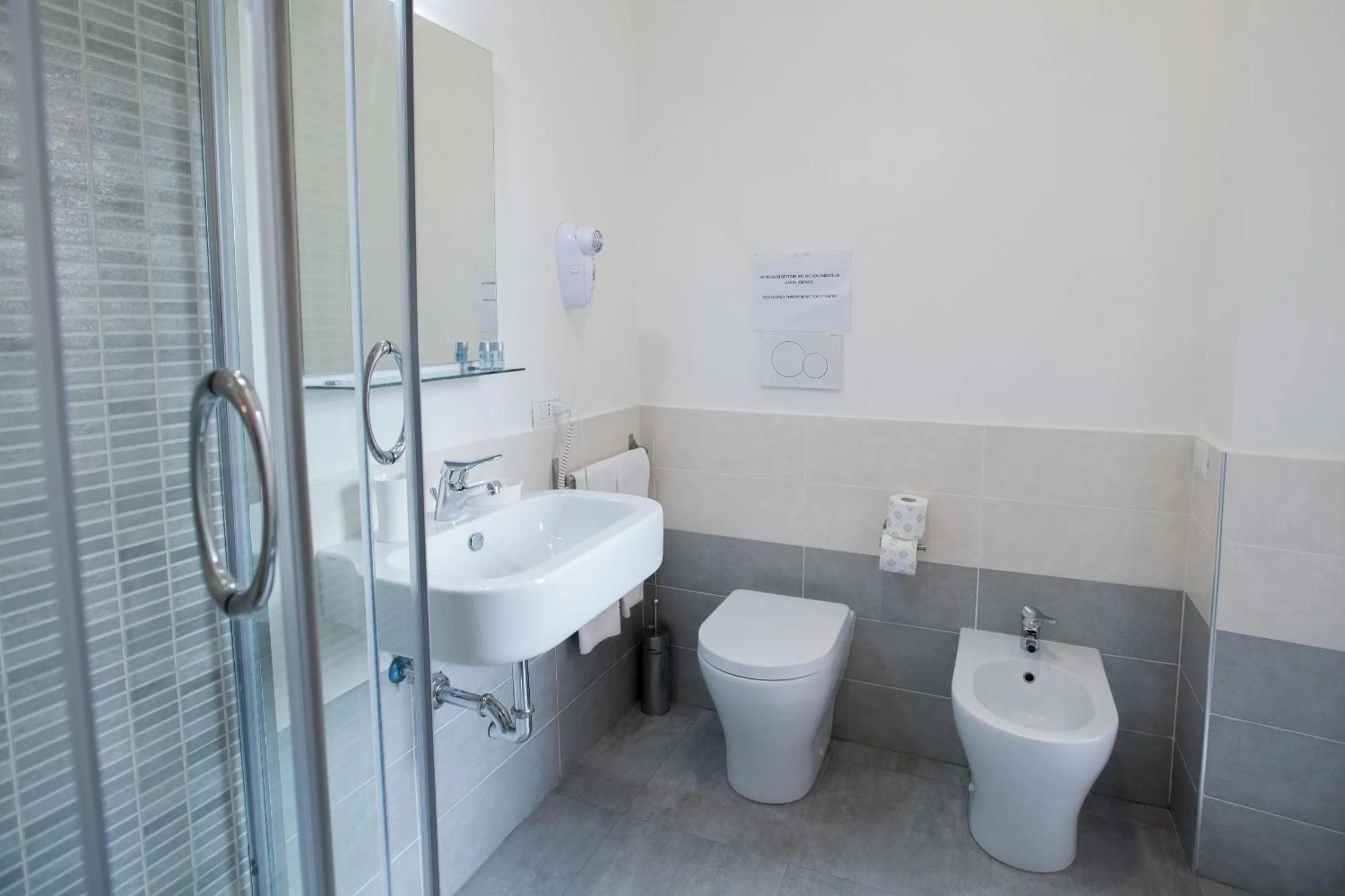 Bathroom in B&B Momenti Romani