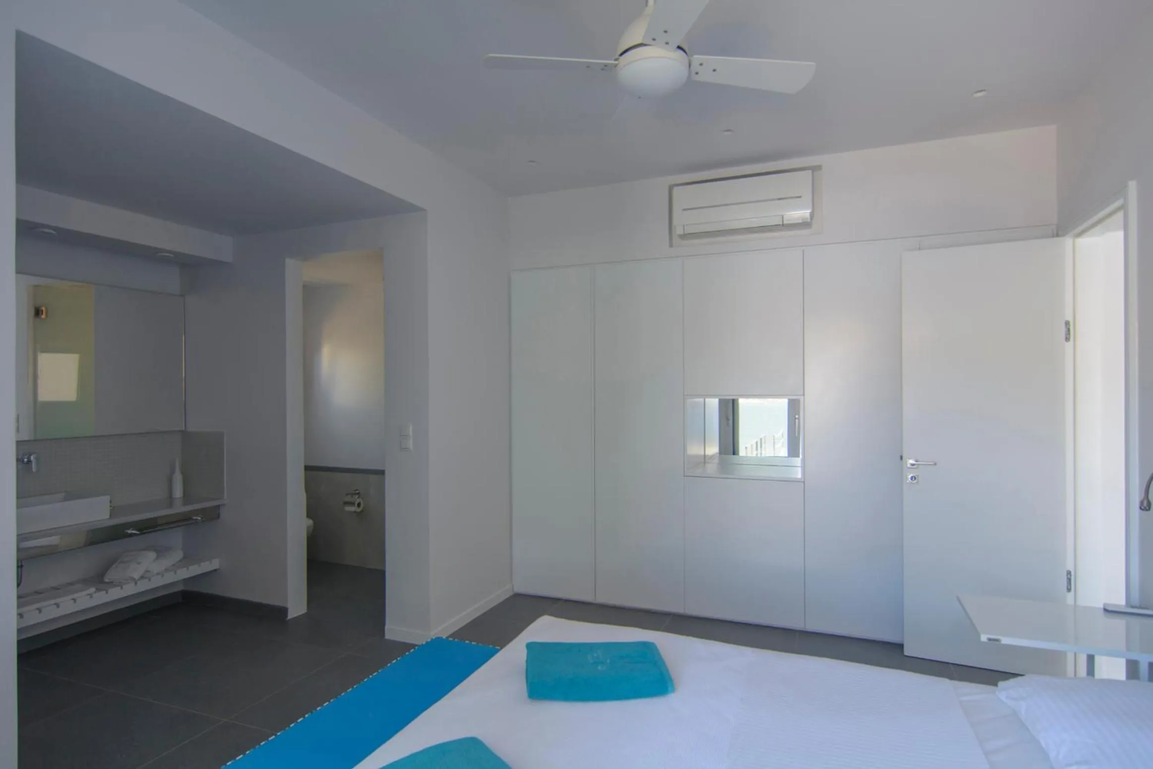 Bedroom, Bed in Lavender Cove