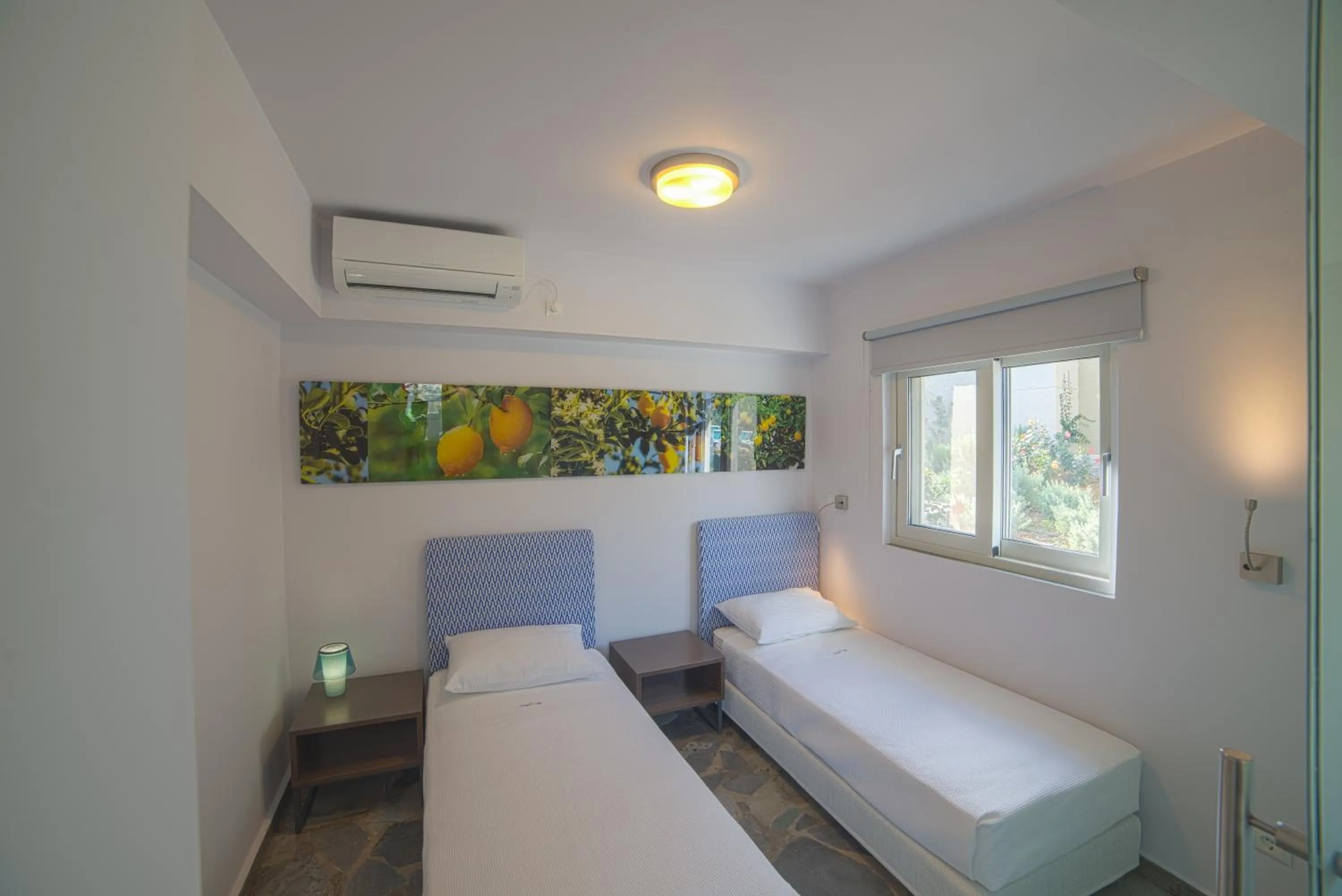 Photo of the whole room, Bed in Lavender Cove