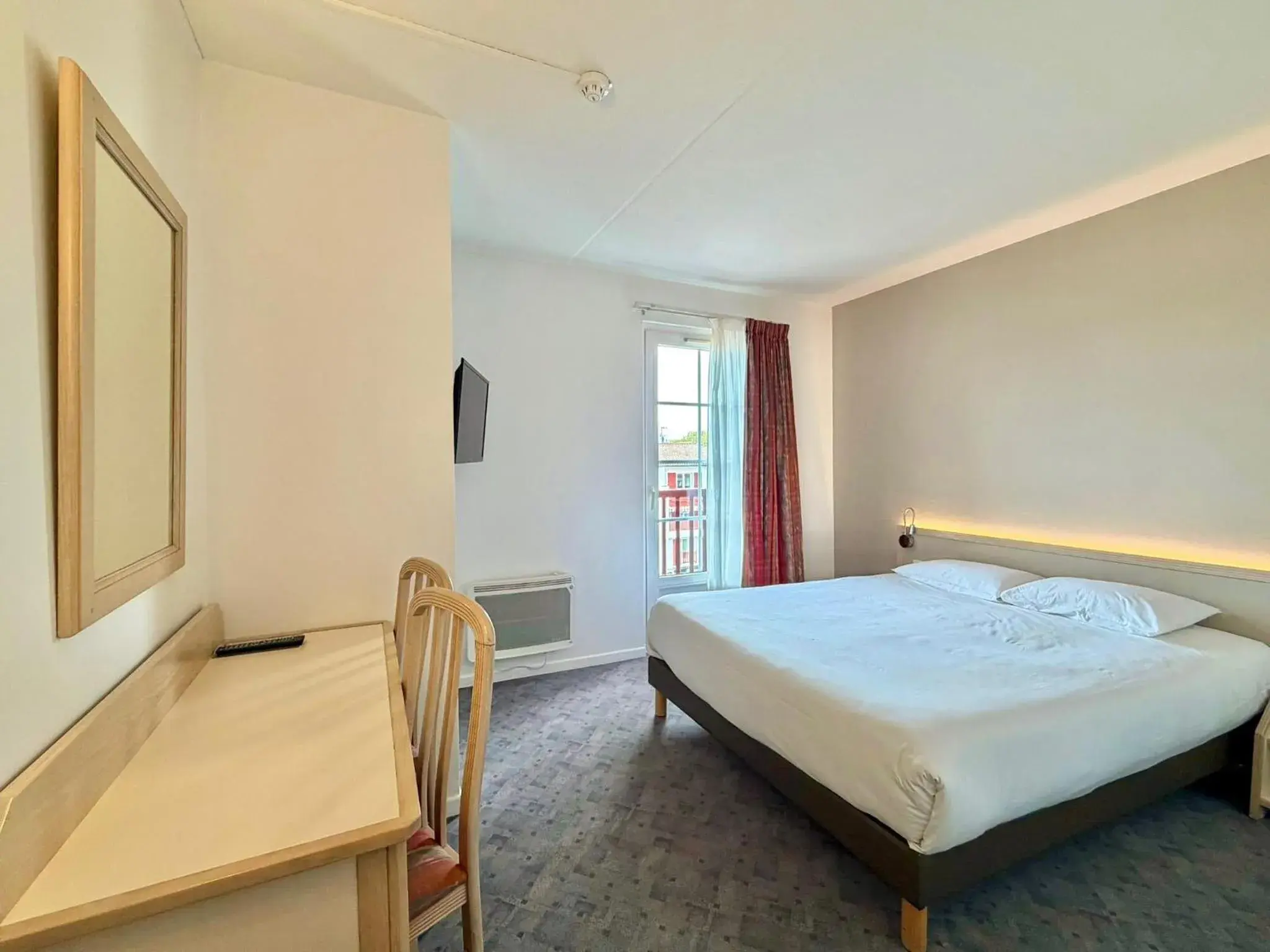 Double or Twin Room with Balcony in Hôtel-Restaurant de La Paix Double or Twin Room with Balcony in Hôtel-Restaurant de La Paix