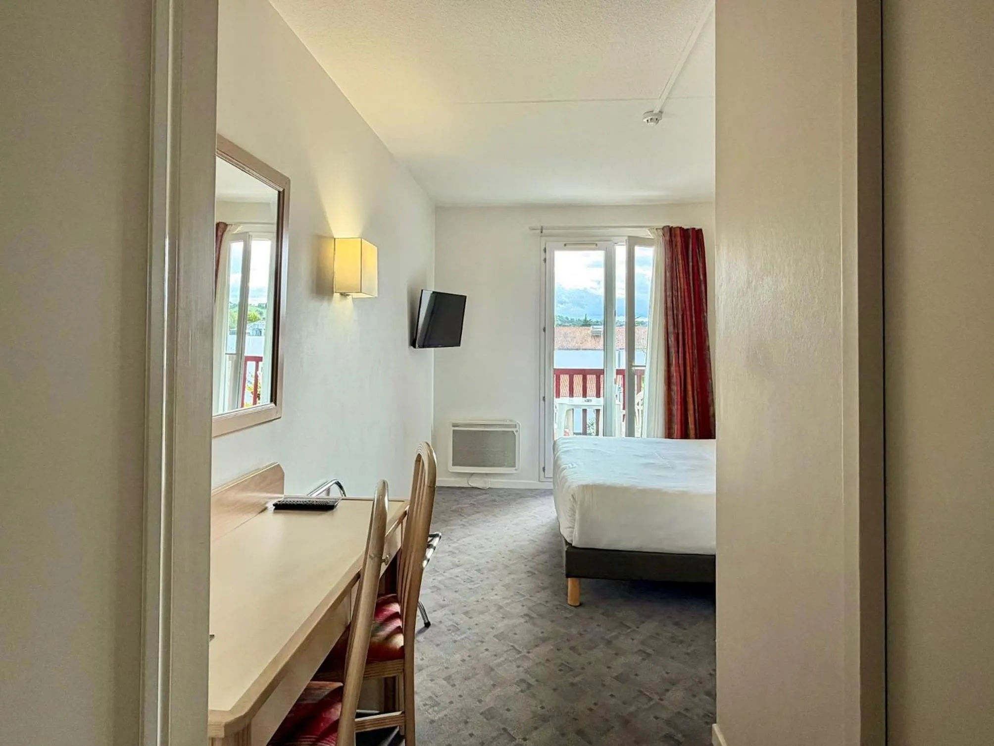Double or Twin Room with Terrace in Hôtel-Restaurant de La Paix