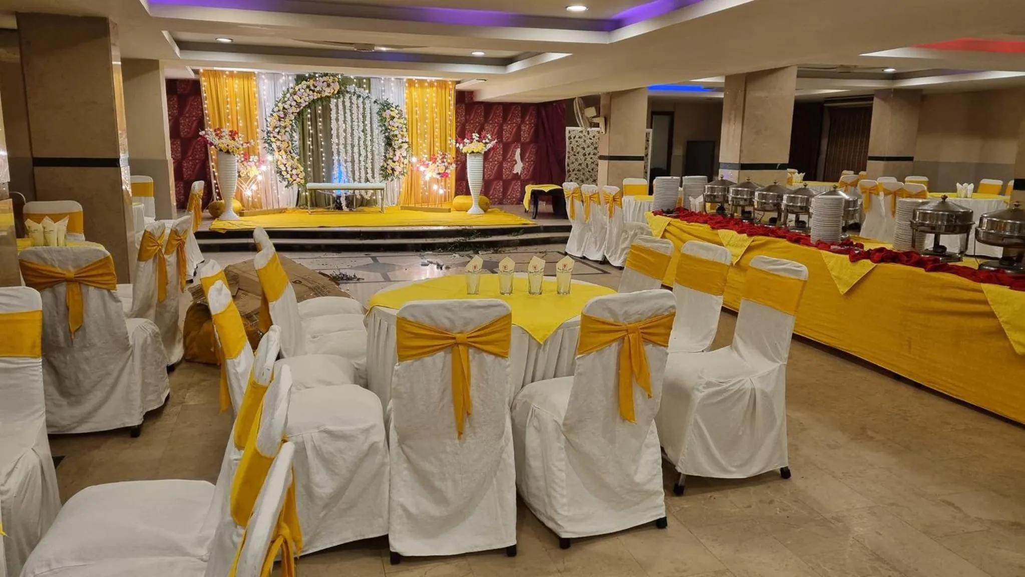 Restaurant/places to eat in Grace Crown Hotel