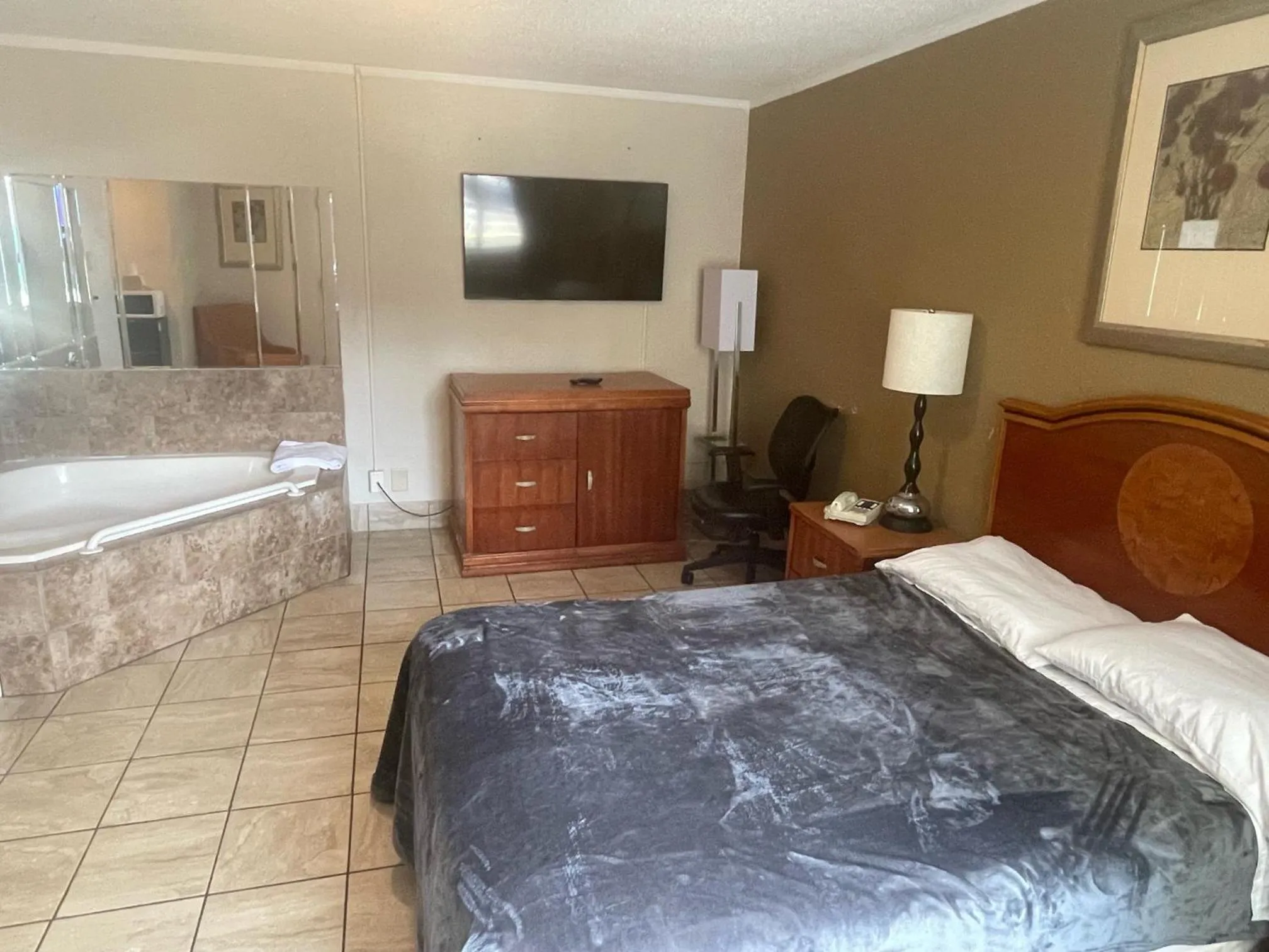 Bed in Budgetel Inn and Suites - Louisville