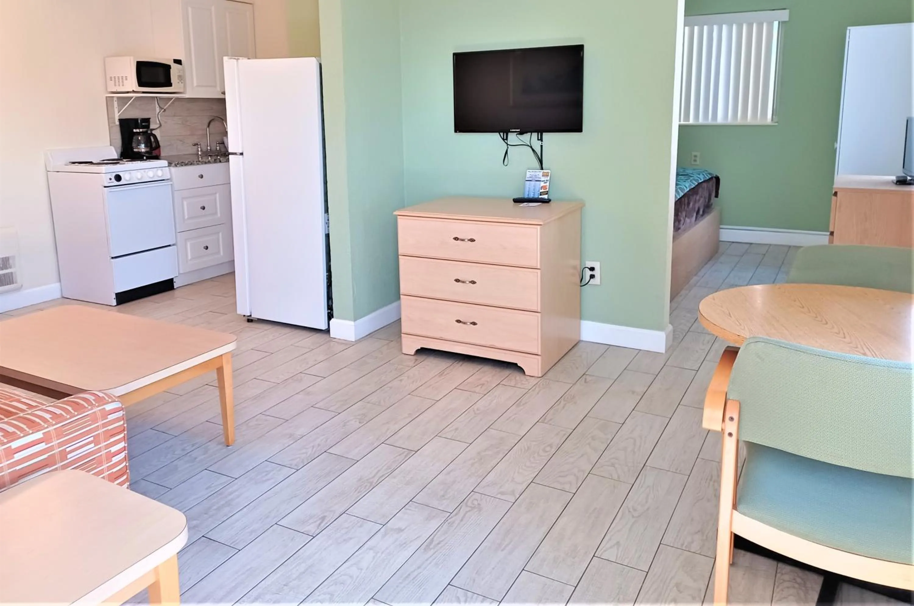 Kitchen or kitchenette in Johns Pass Beach Motel - Treasure Island Beach
