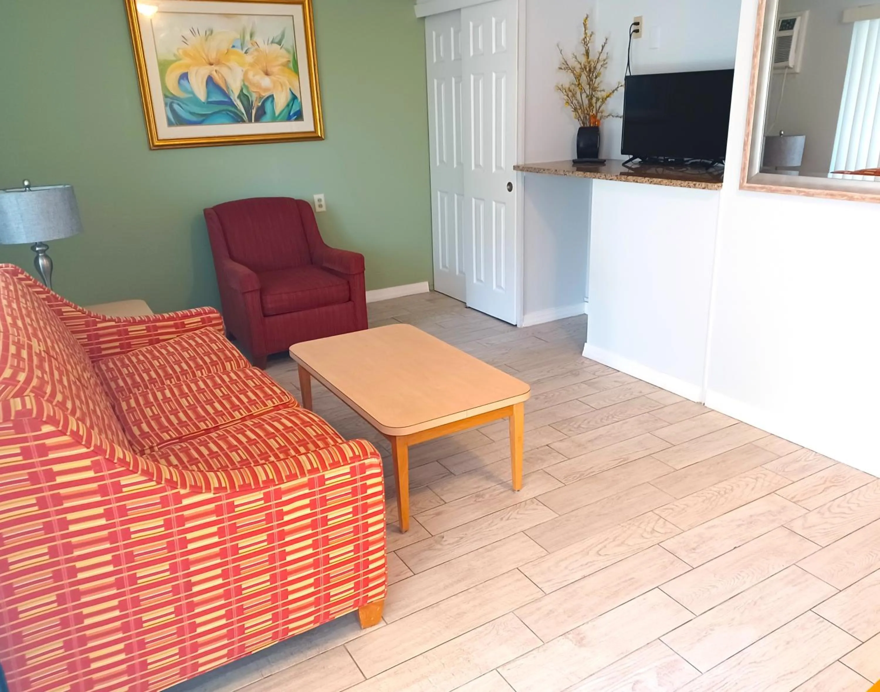 Communal lounge/ TV room in Johns Pass Beach Motel - Treasure Island Beach