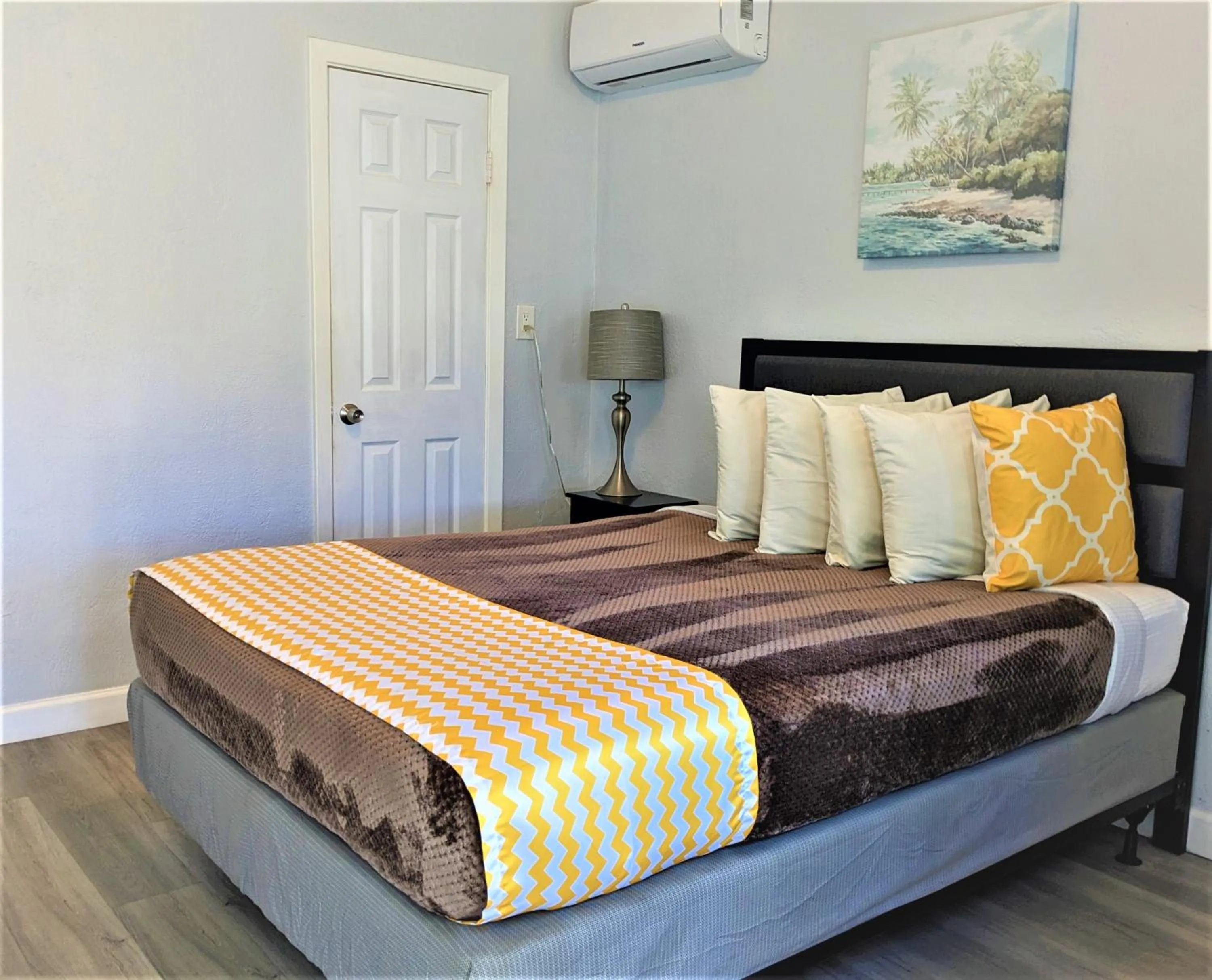 Bed in Johns Pass Beach Motel - Treasure Island Beach