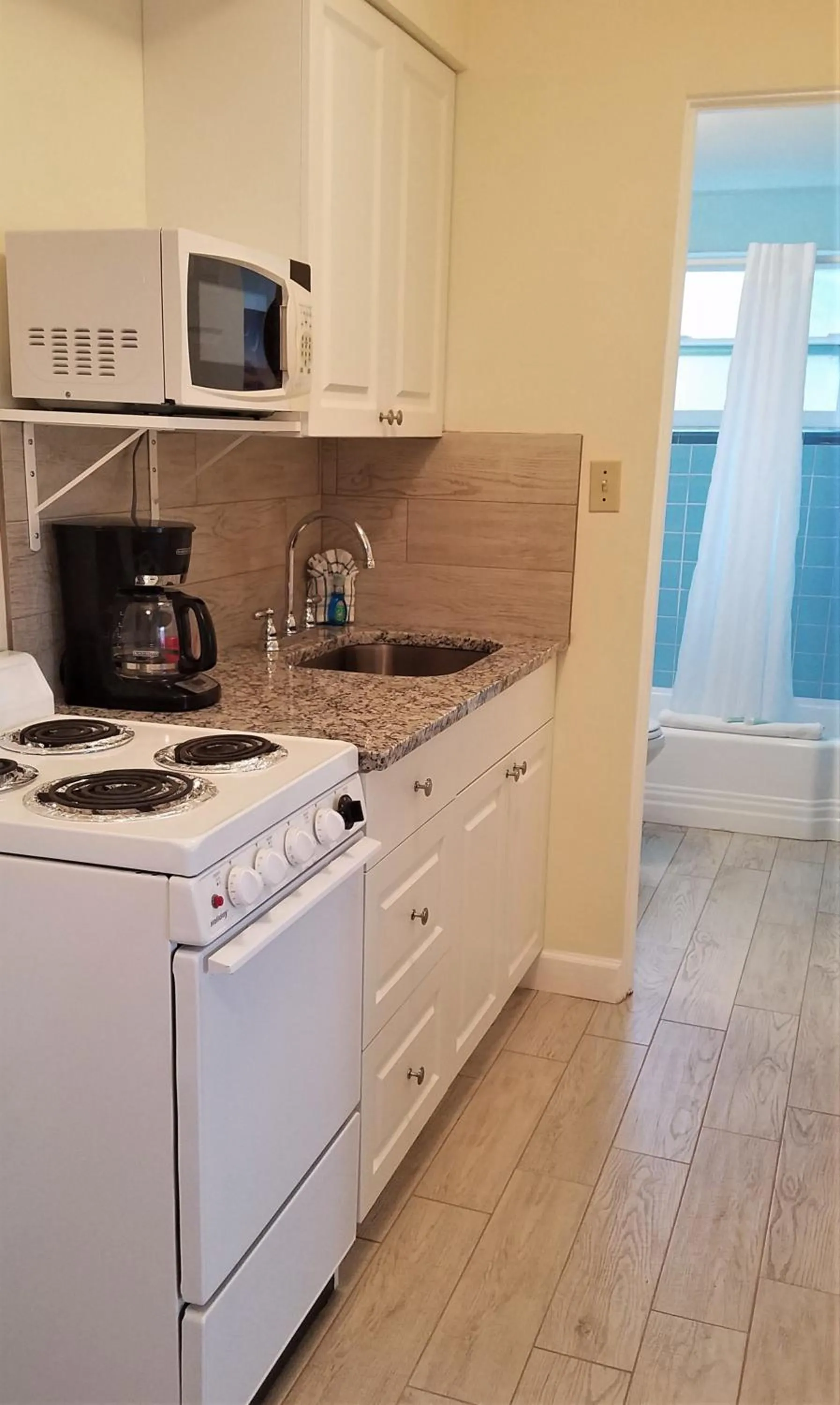 Kitchen or kitchenette in Johns Pass Beach Motel - Treasure Island Beach