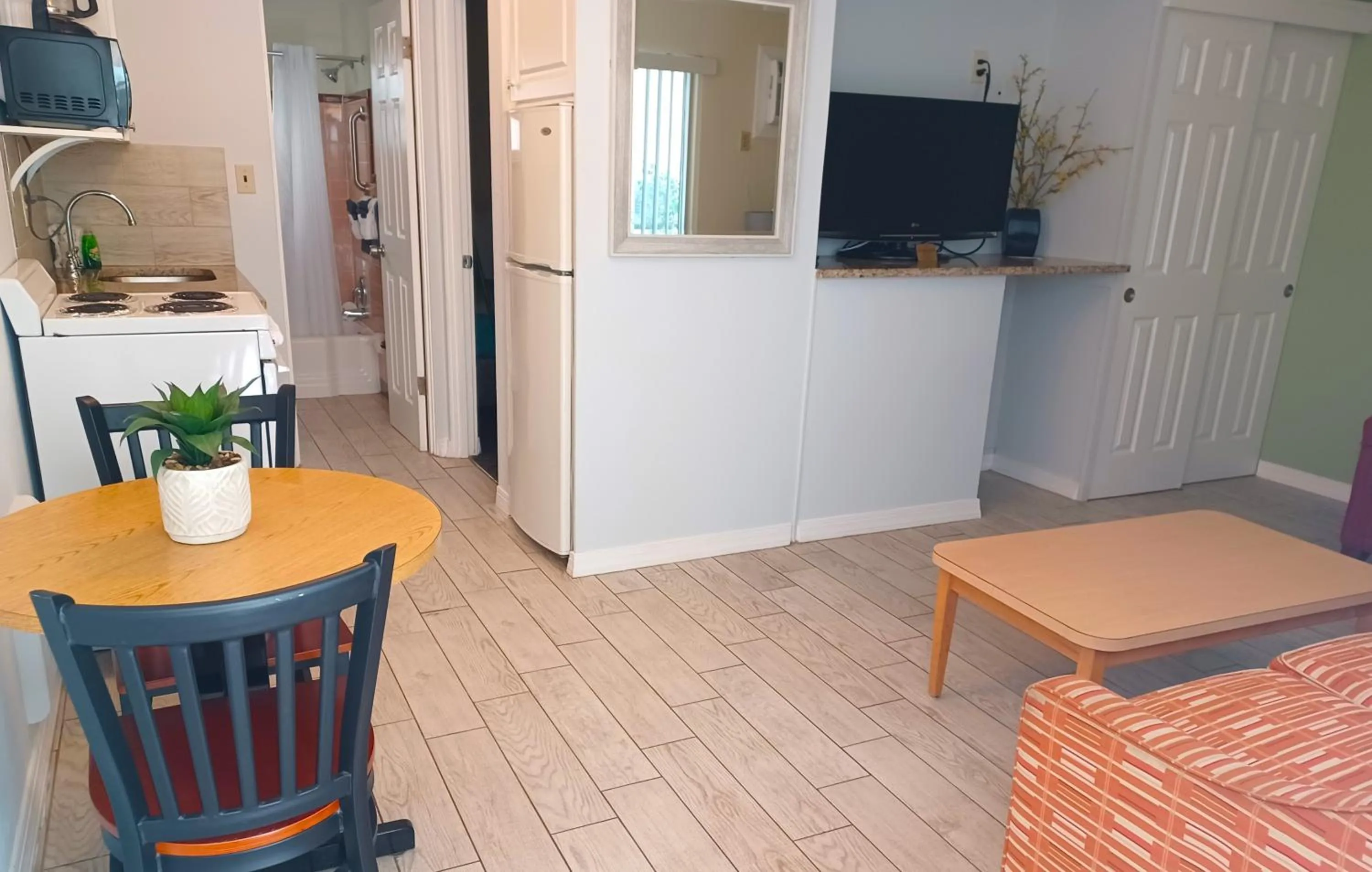 Kitchen or kitchenette in Johns Pass Beach Motel - Treasure Island Beach