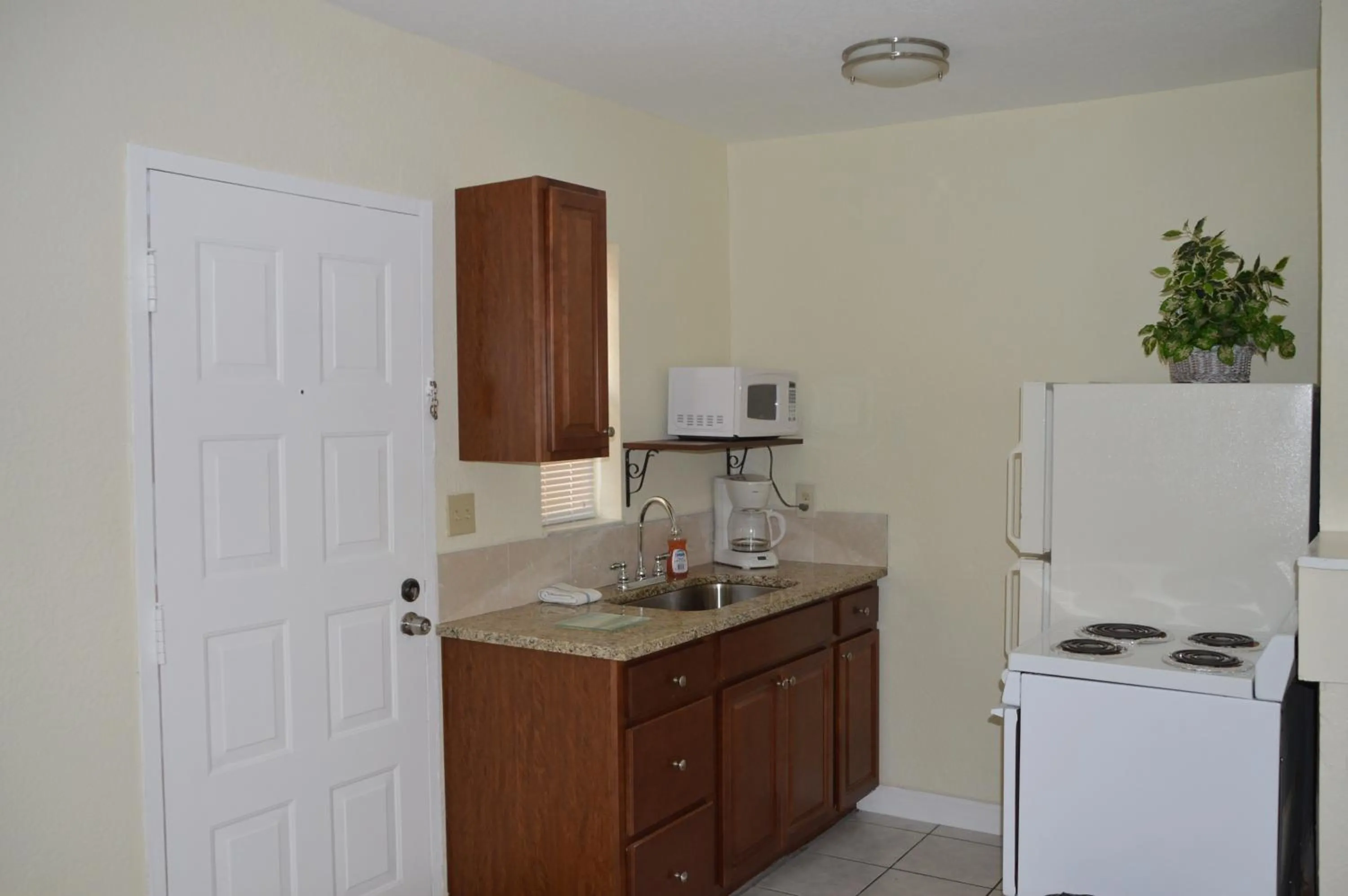 Kitchen or kitchenette in Johns Pass Beach Motel - Treasure Island Beach
