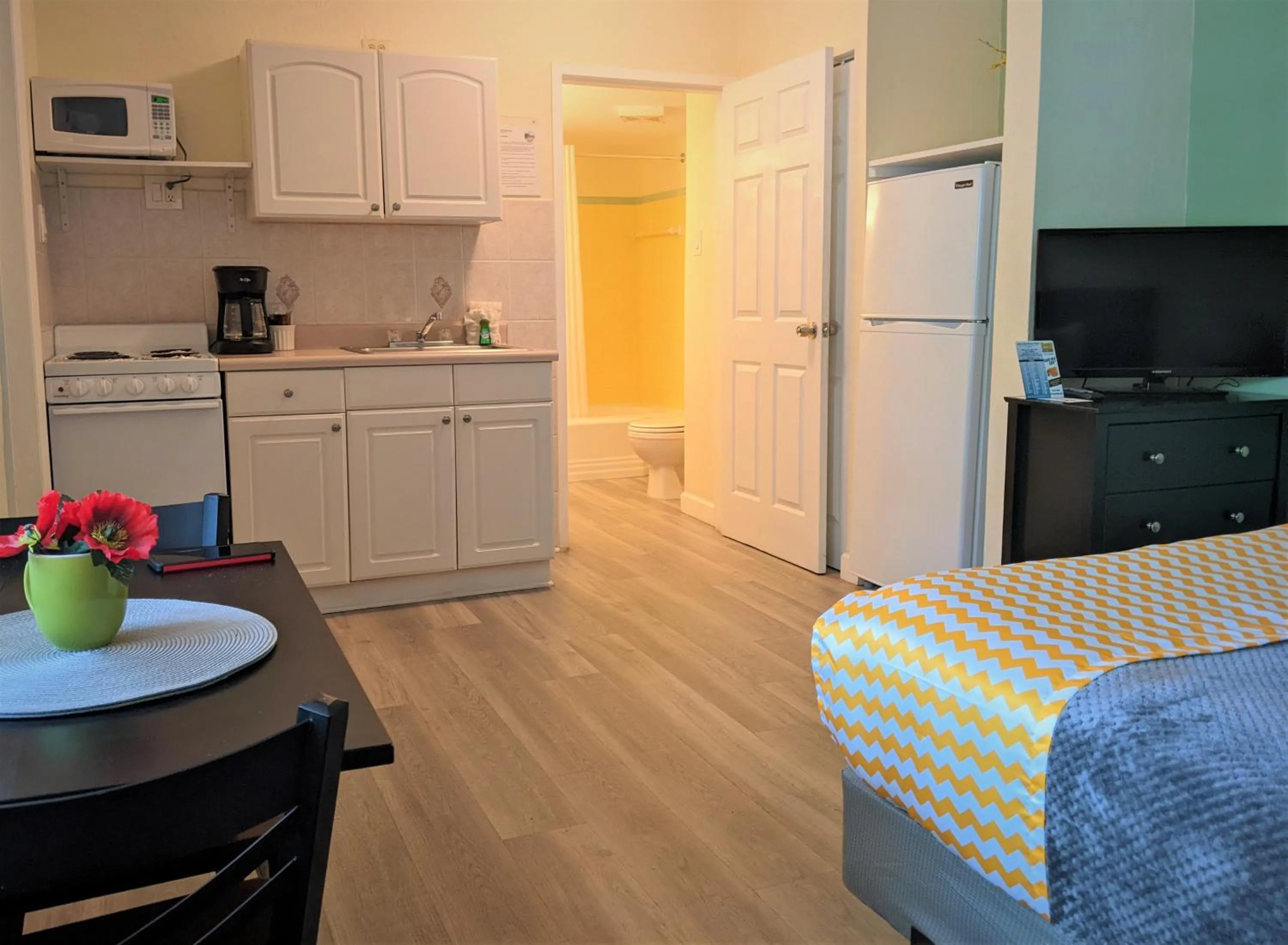 Kitchen or kitchenette in Johns Pass Beach Motel - Treasure Island Beach