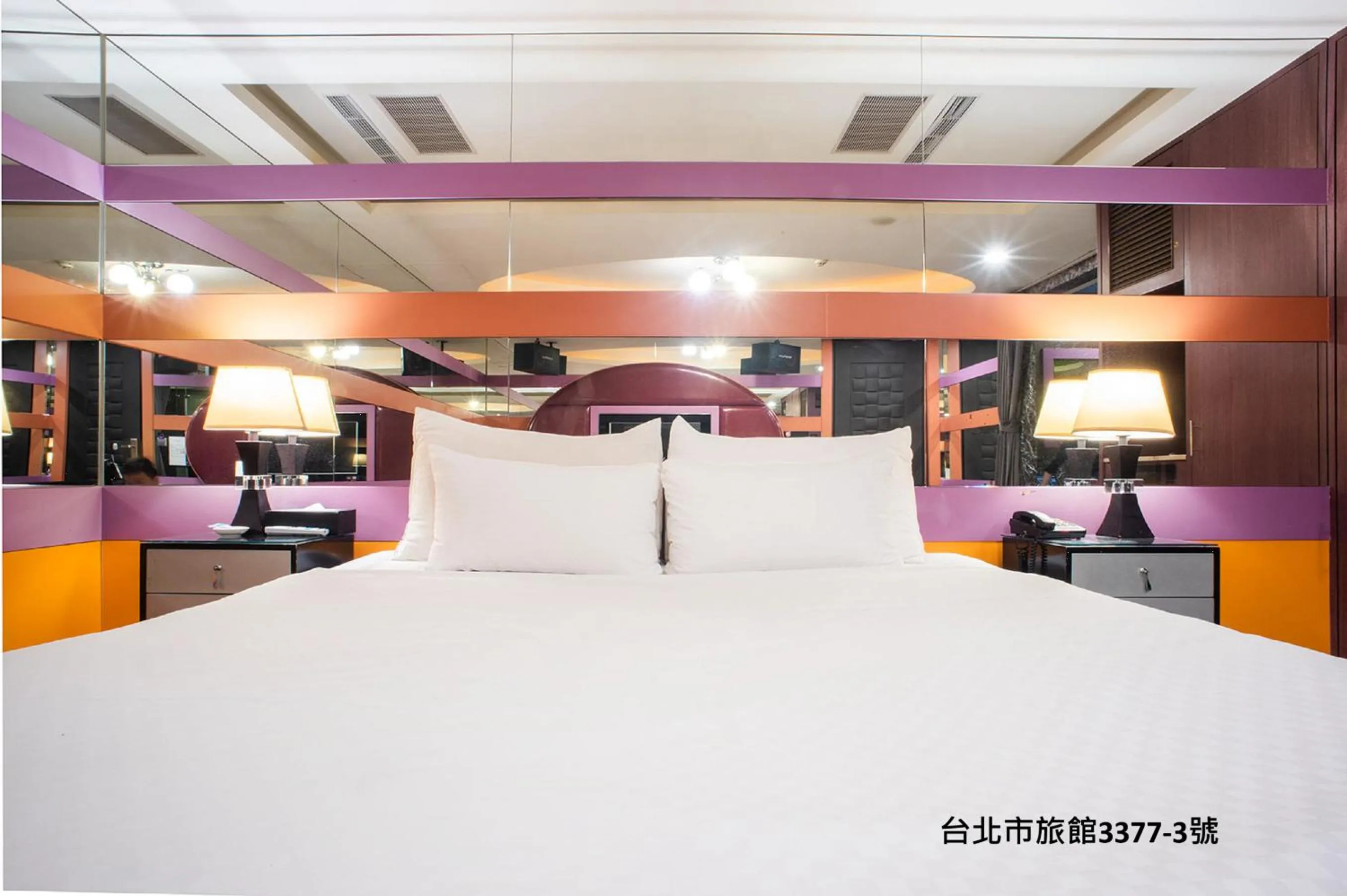 Bed in 探索汽車旅館 延平館 台北市旅館377-3號
