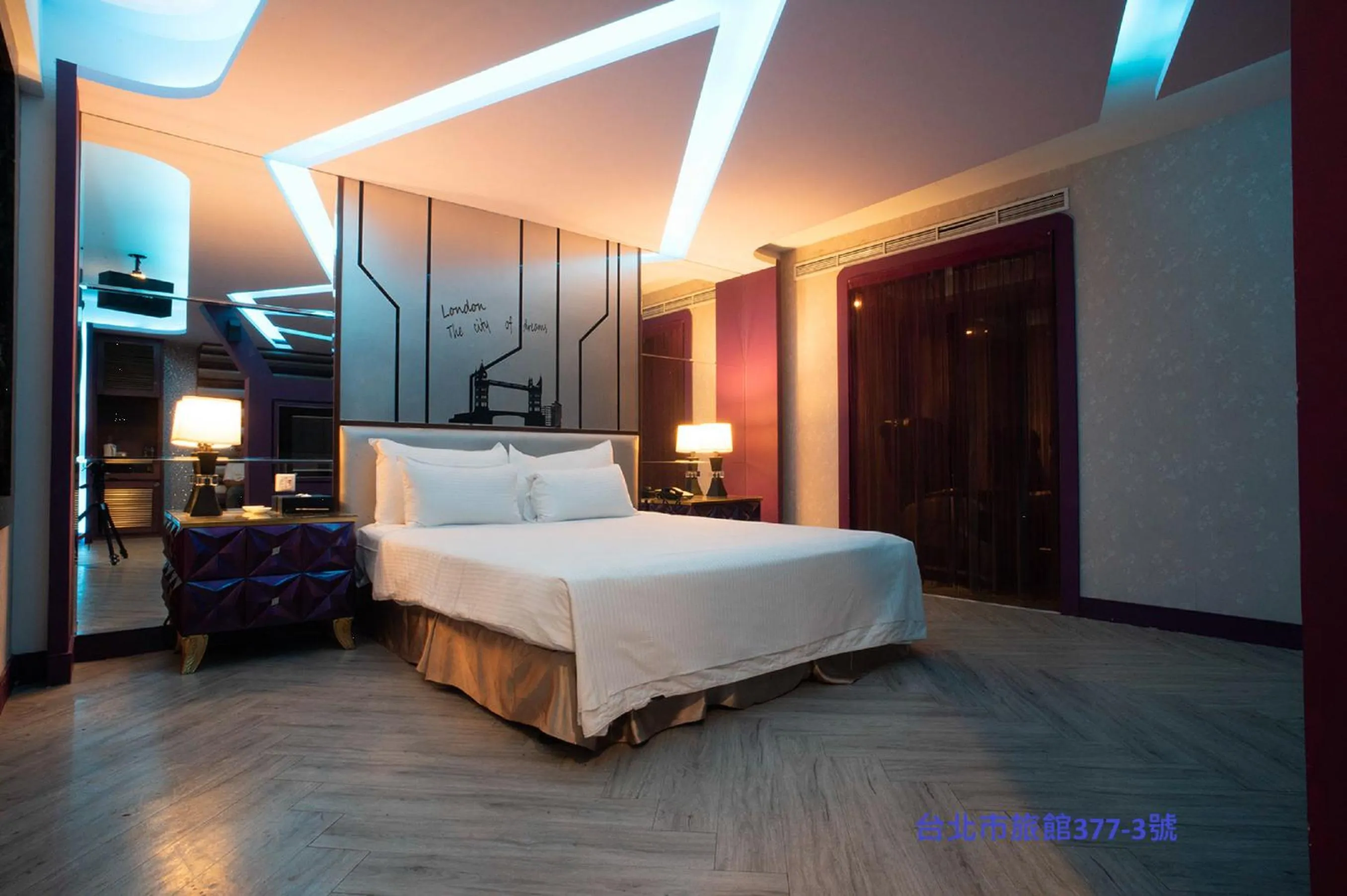 Bed in 探索汽車旅館 延平館 台北市旅館377-3號