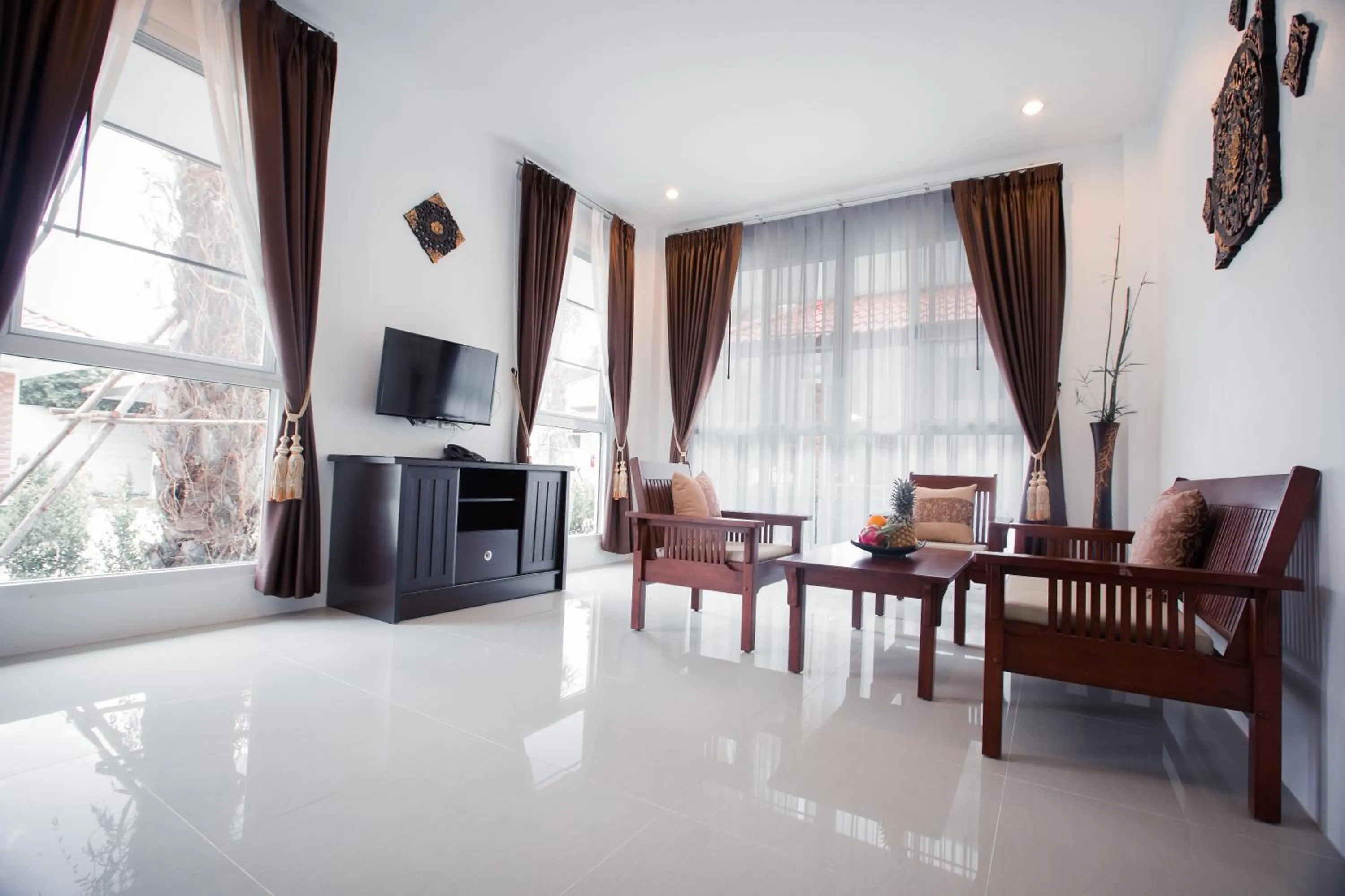 Communal lounge/ TV room in Lux Family Villas Krabi Ao Nang