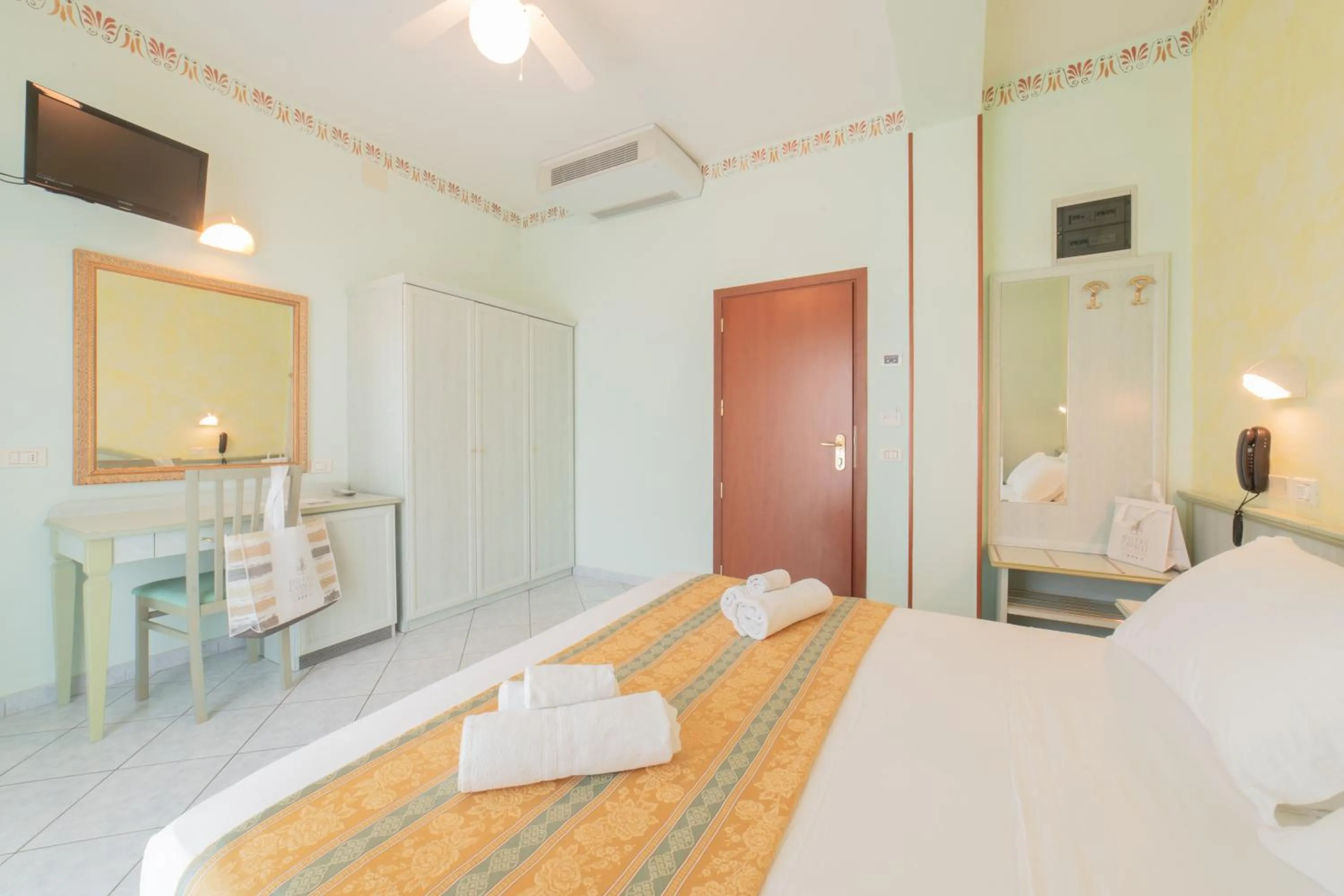 Bedroom, Bed in Hotel Cavalli
