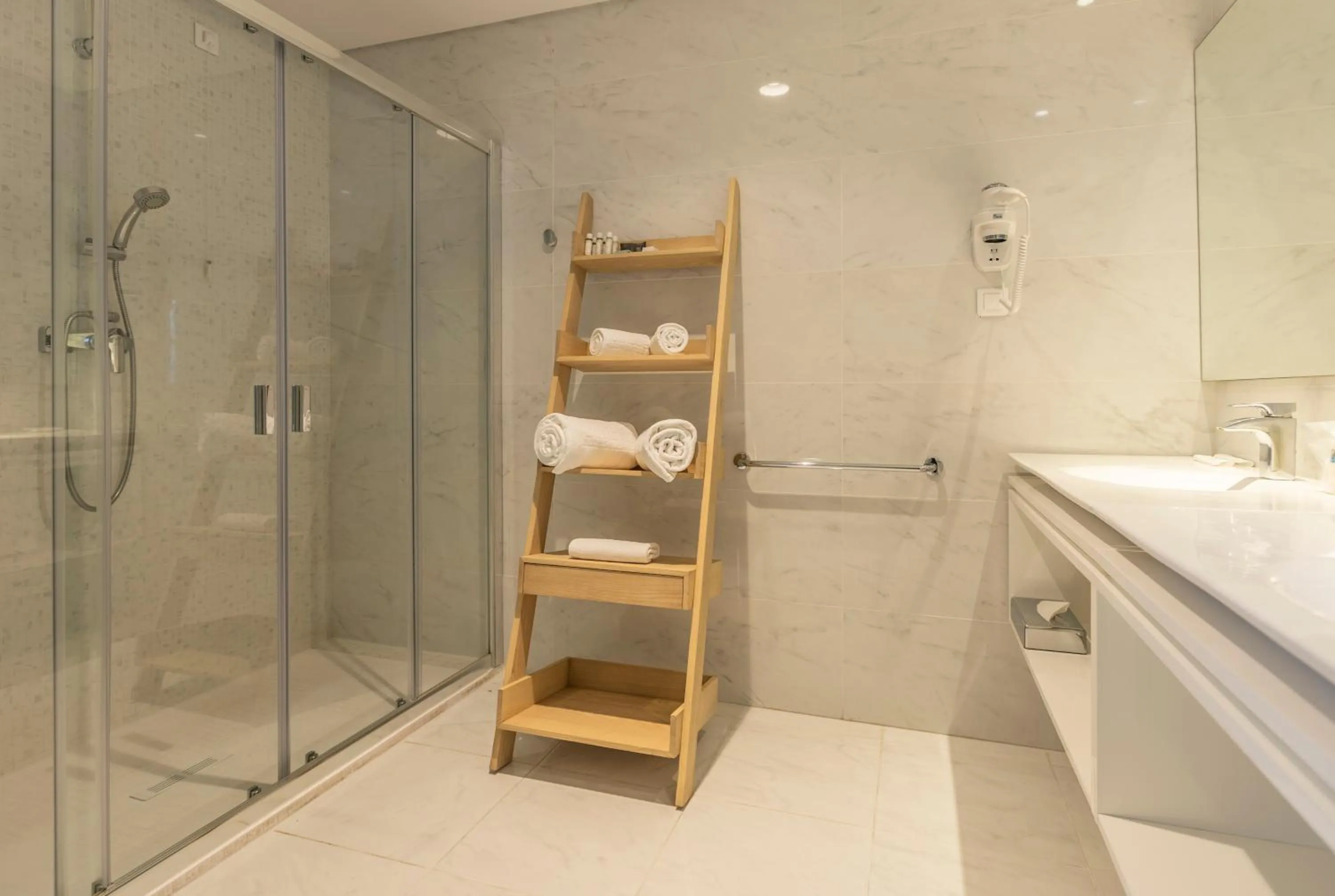 Bathroom in Montebelo Girassol Maputo Hotel