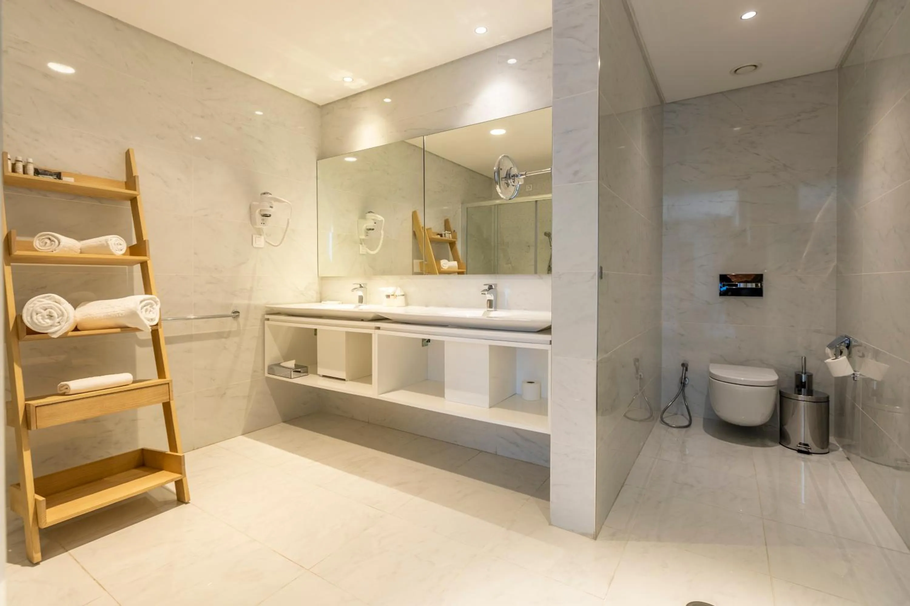 Bathroom in Montebelo Girassol Maputo Hotel