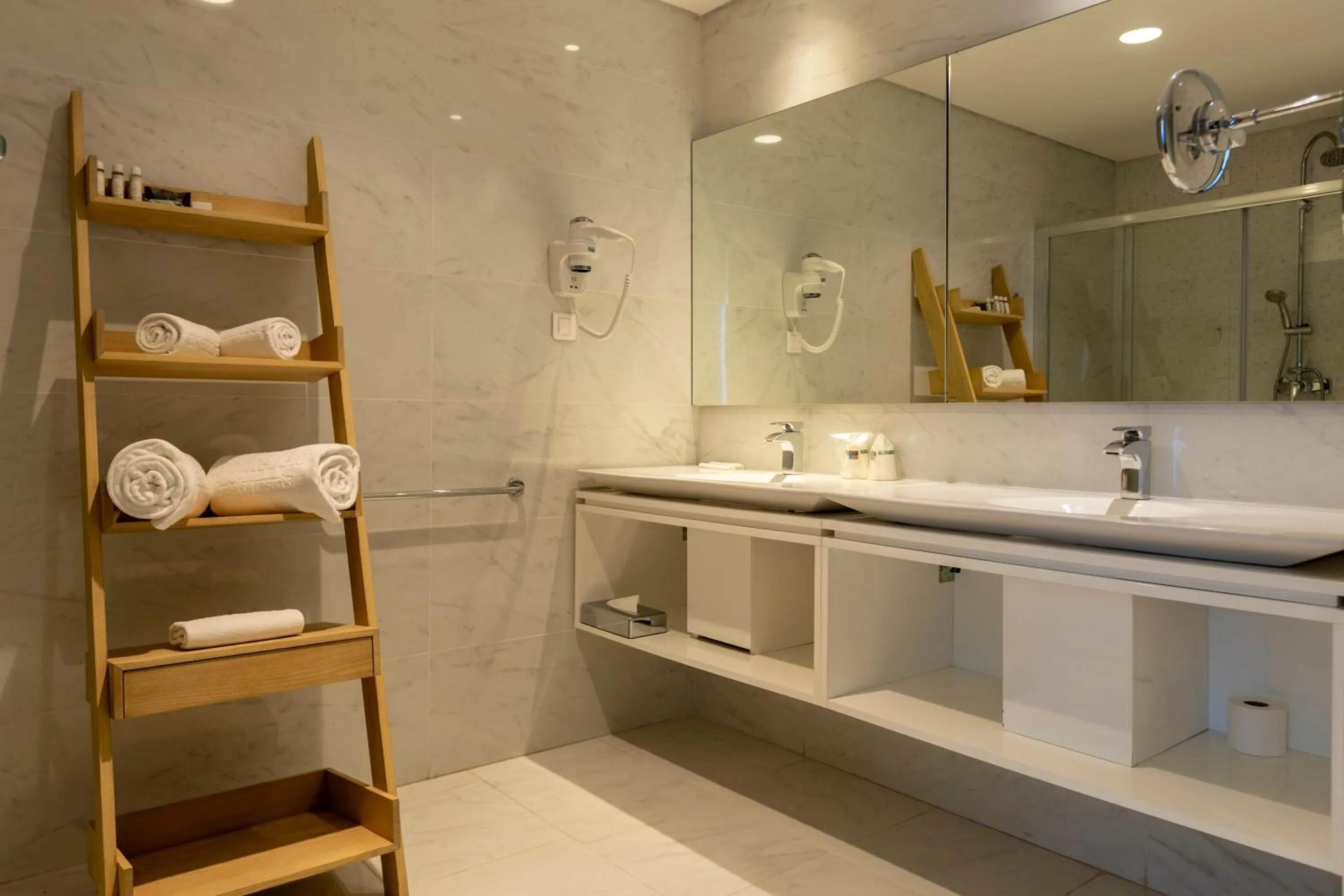 Bathroom in Montebelo Girassol Maputo Hotel