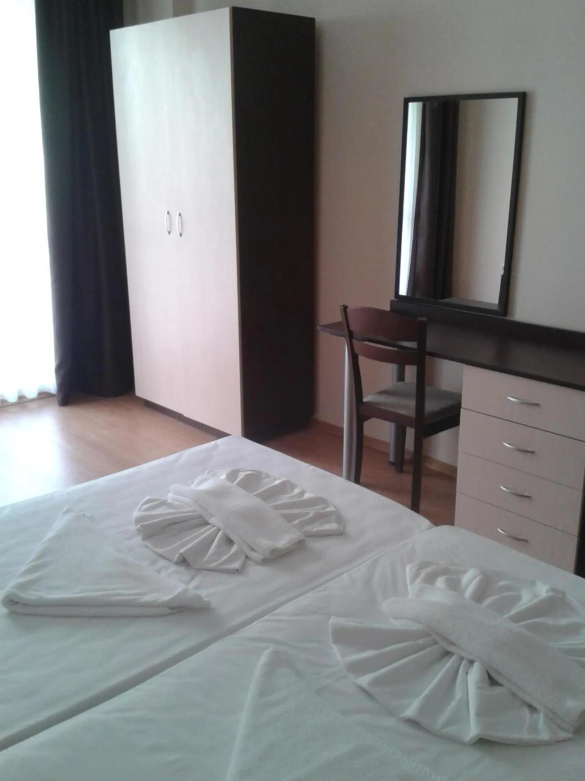 Bedroom, Bed in Hotel Seasons 3