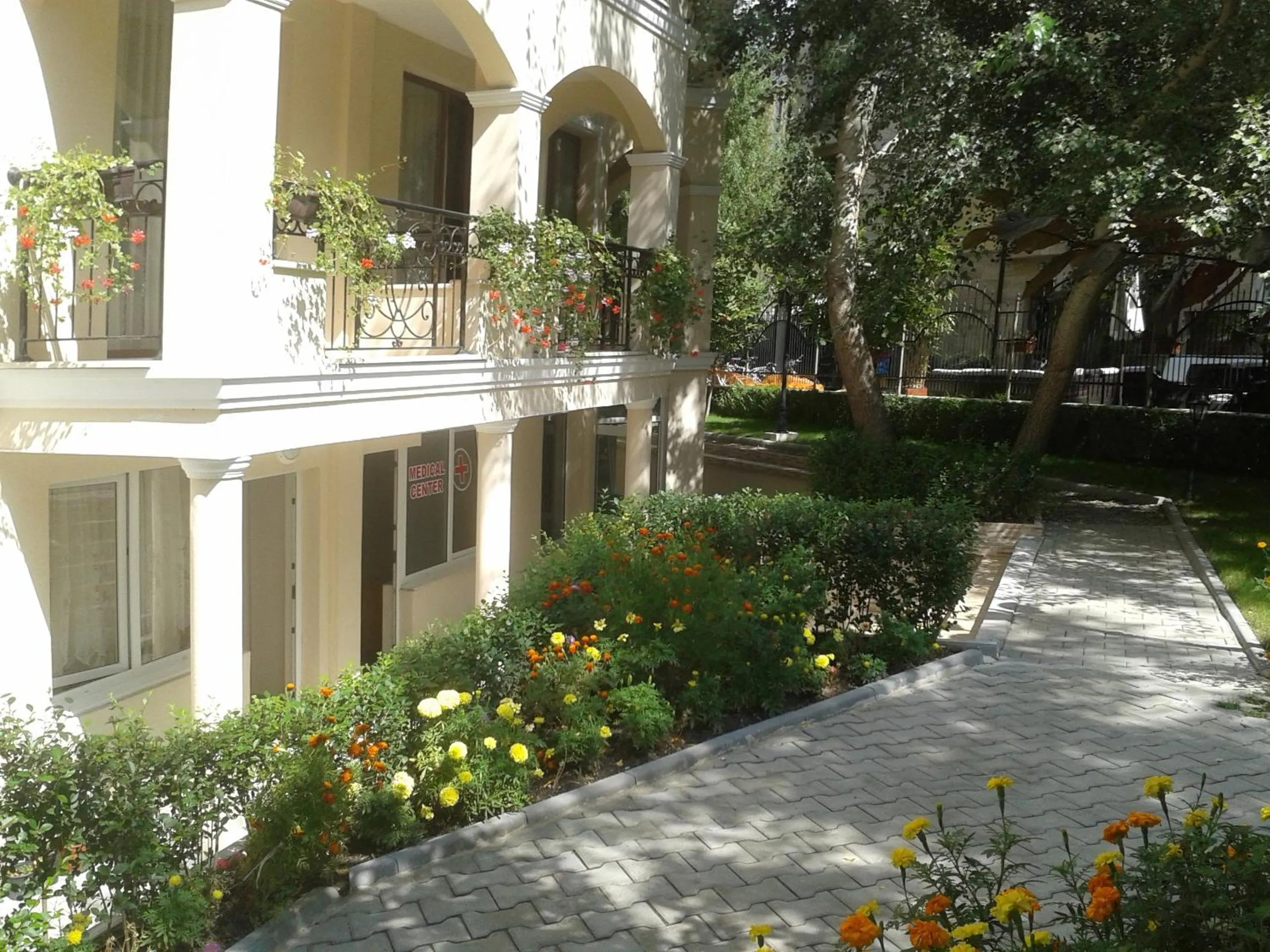 Patio in Hotel Seasons 3