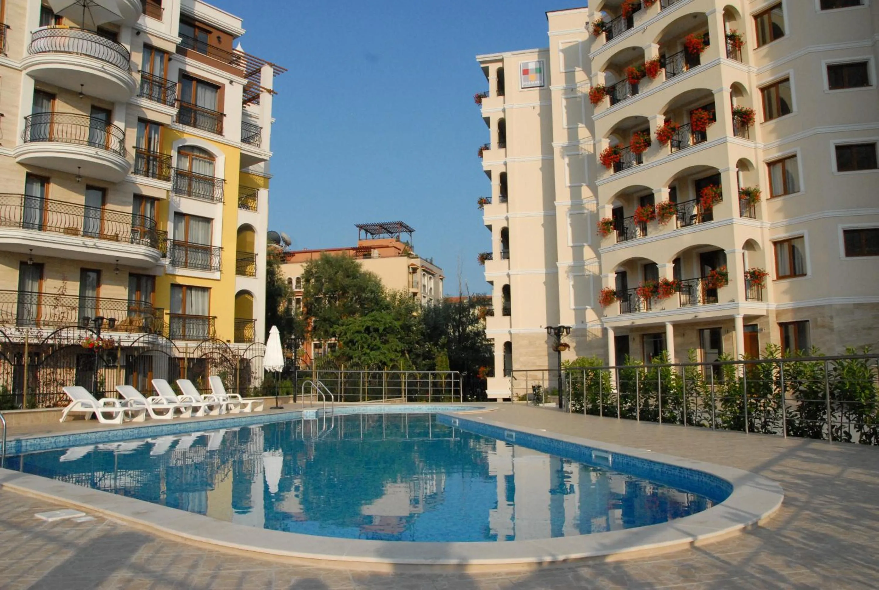 Pool view in Hotel Seasons 3
