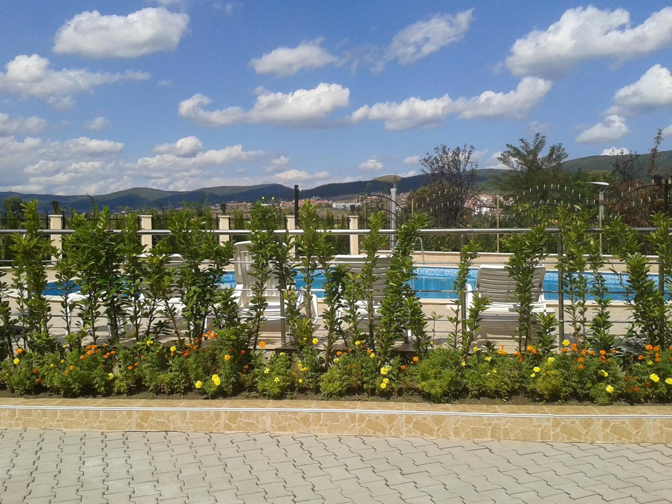 Swimming pool in Hotel Seasons 3