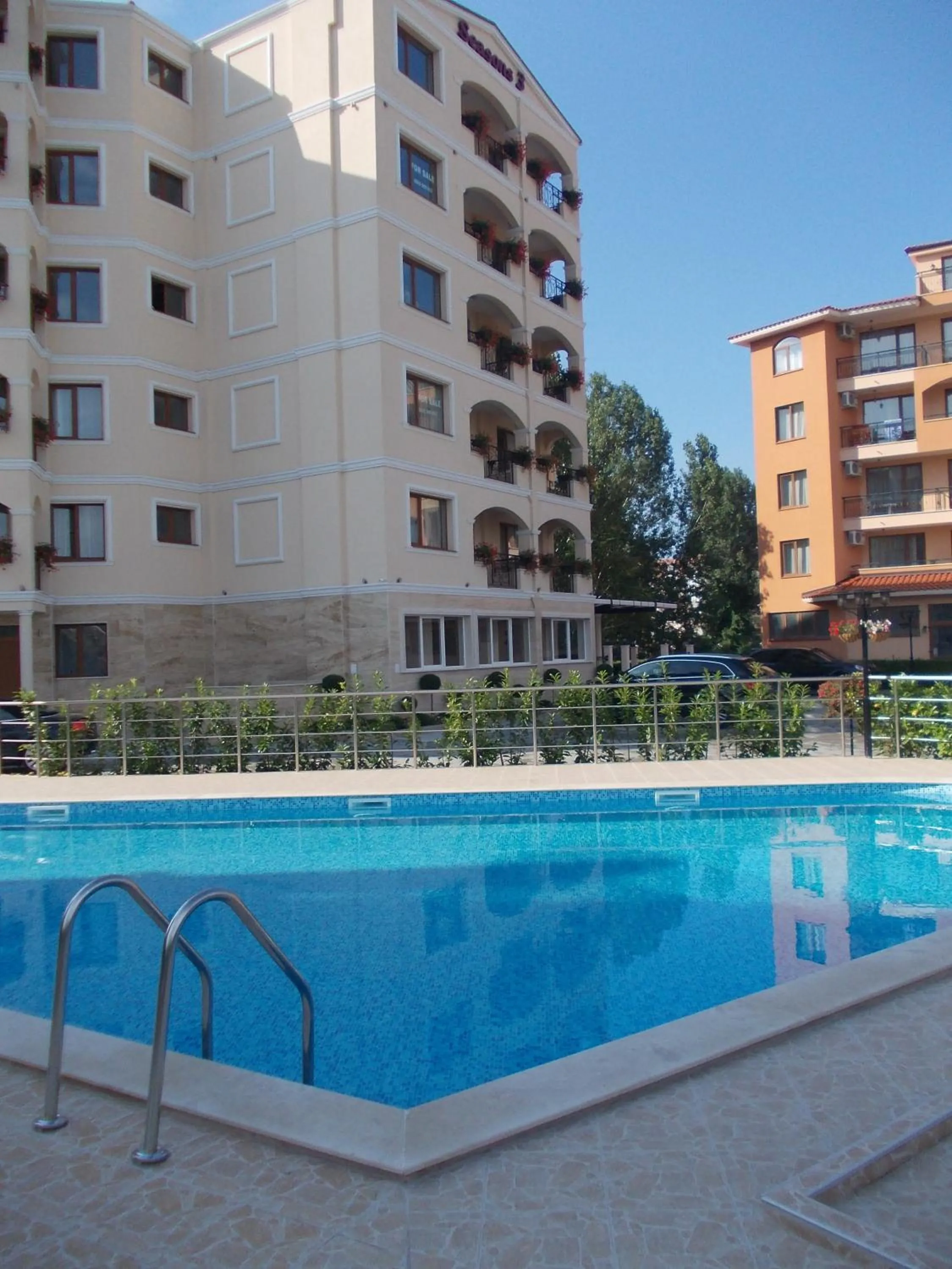 Swimming pool in Hotel Seasons 3
