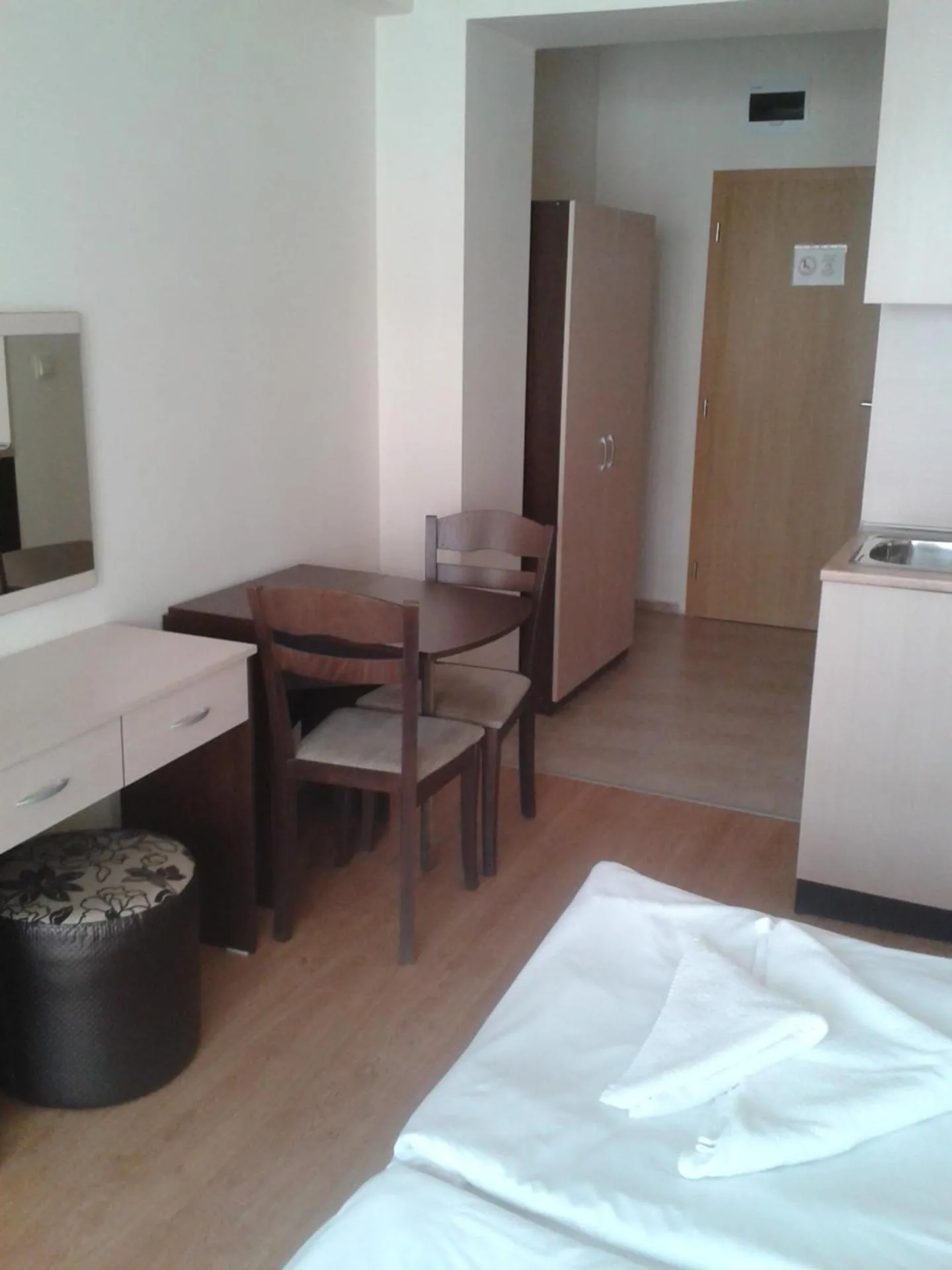 Bedroom, Bed in Hotel Seasons 3