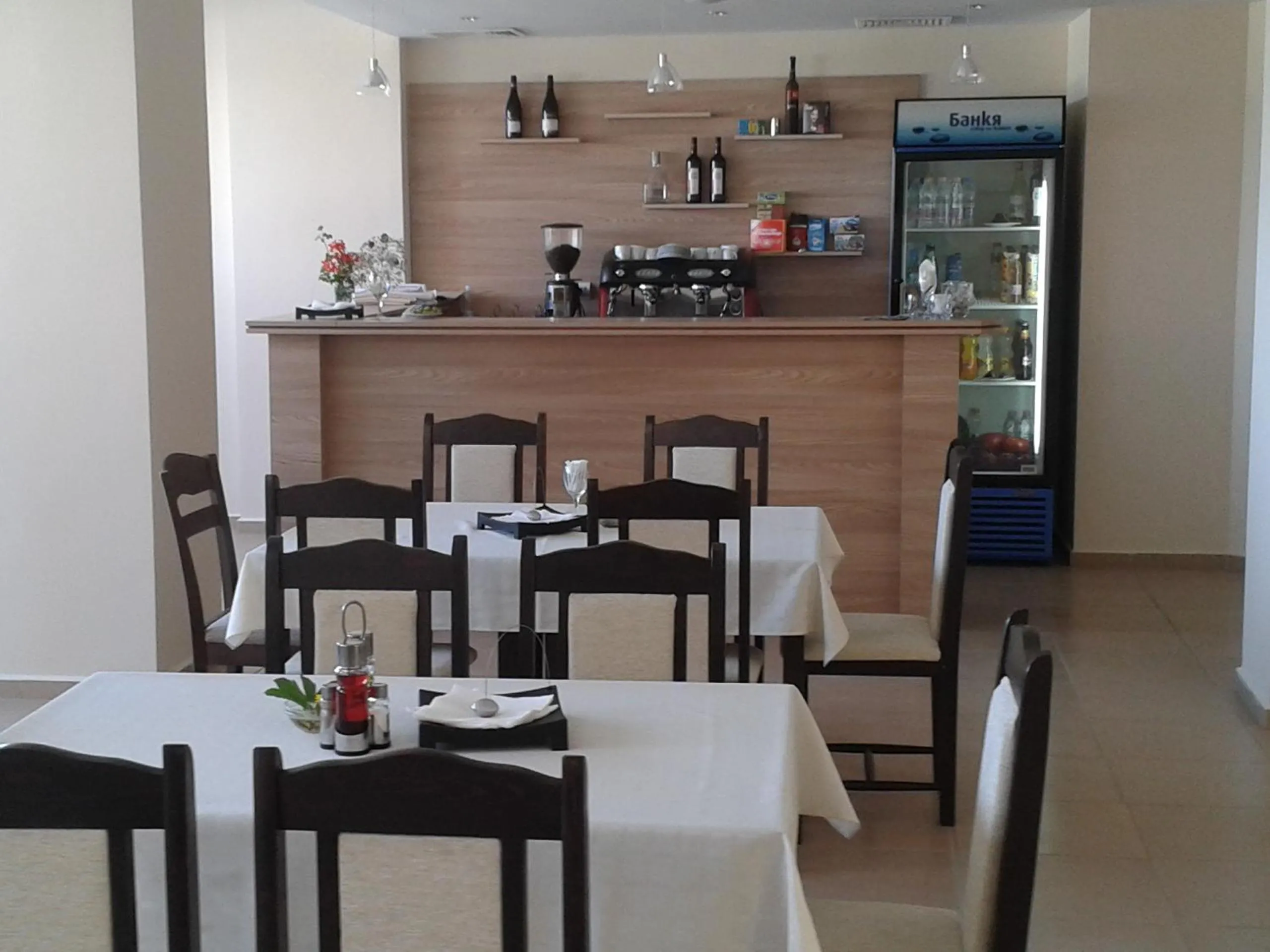 Restaurant/places to eat in Hotel Seasons 3