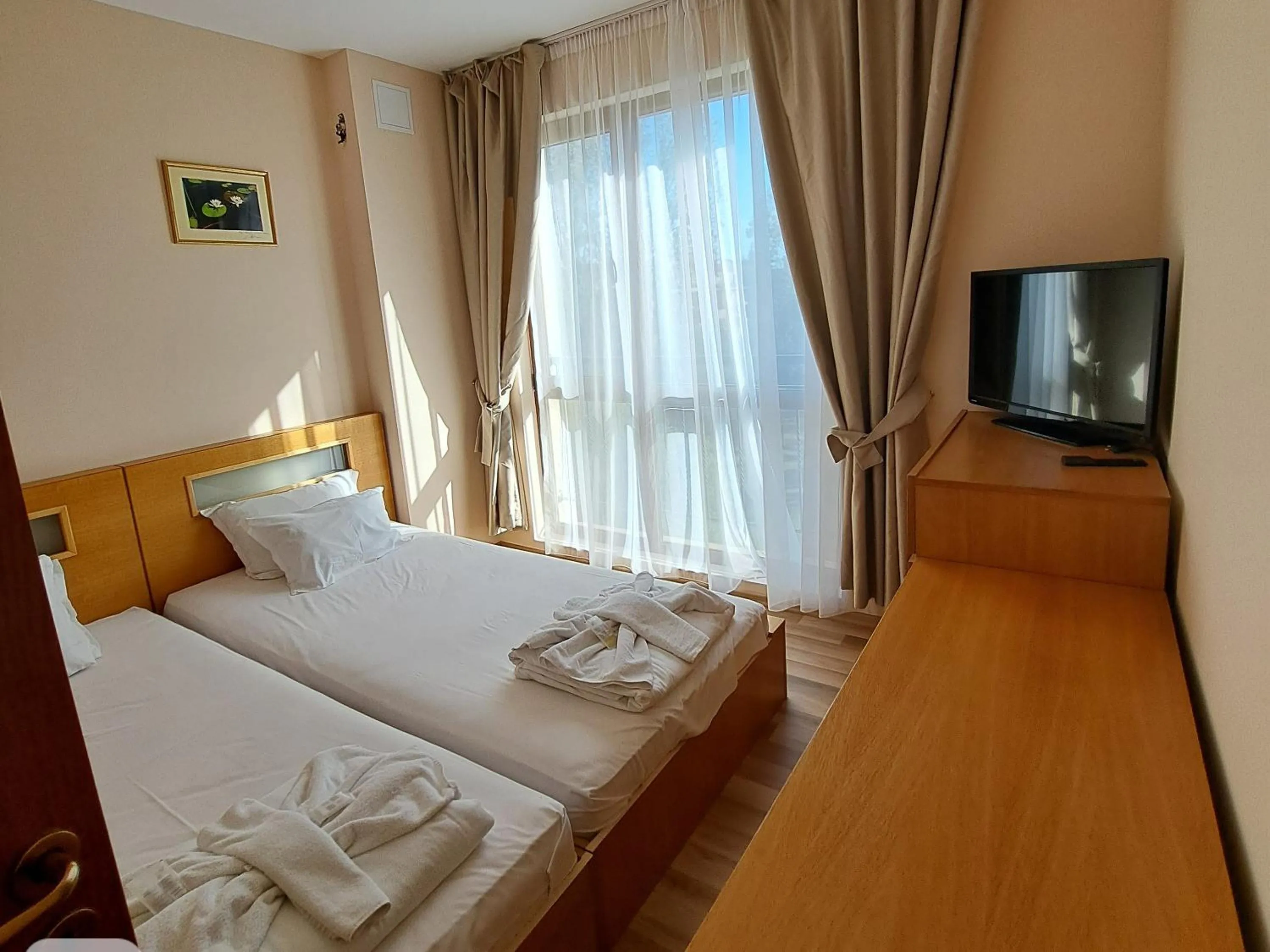 Bedroom, Bed in Hotel Seasons 3